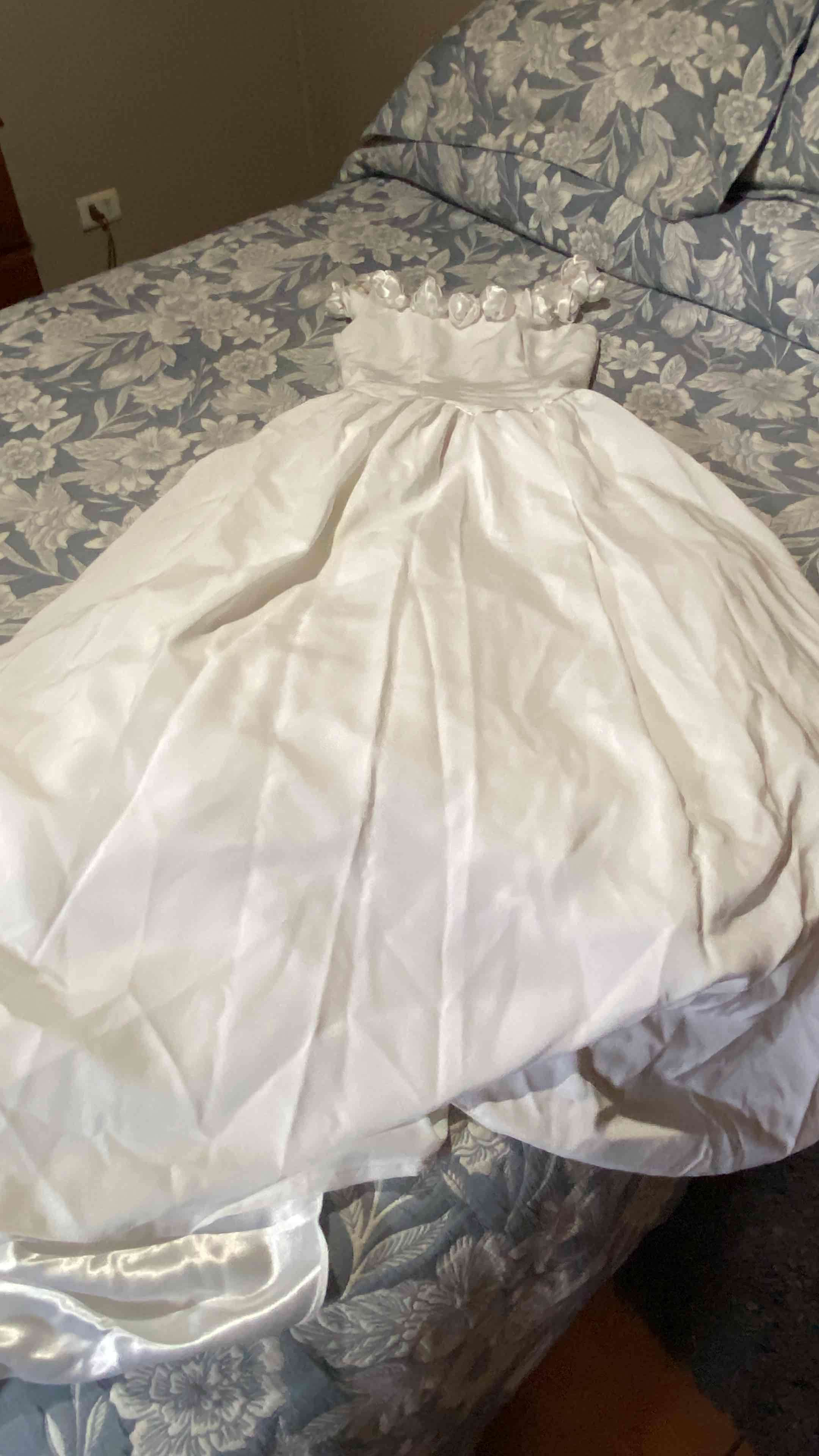 Vestido de novia blanco elegante - miniatura 4