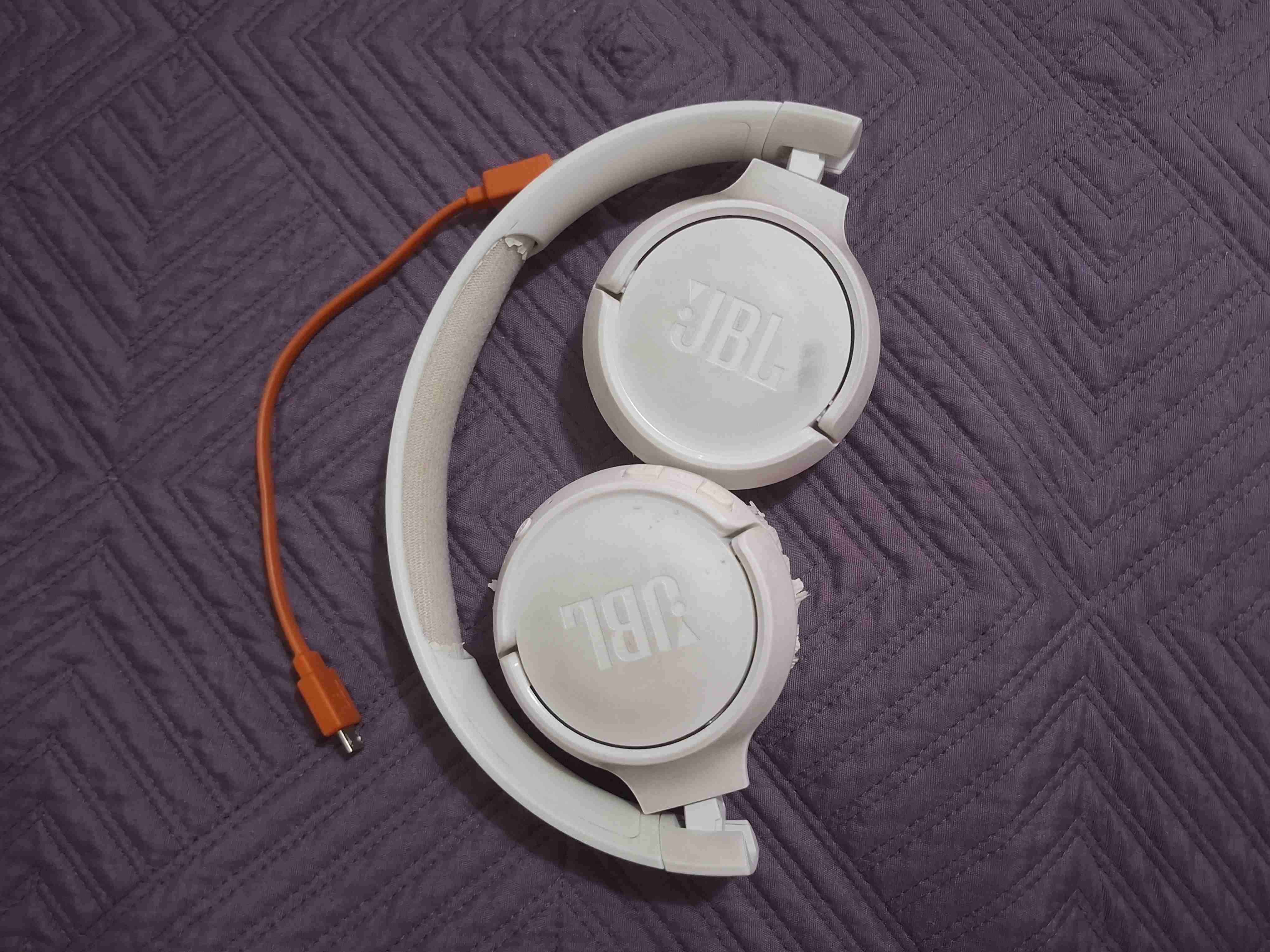 Audífonos JBL blancos plegables