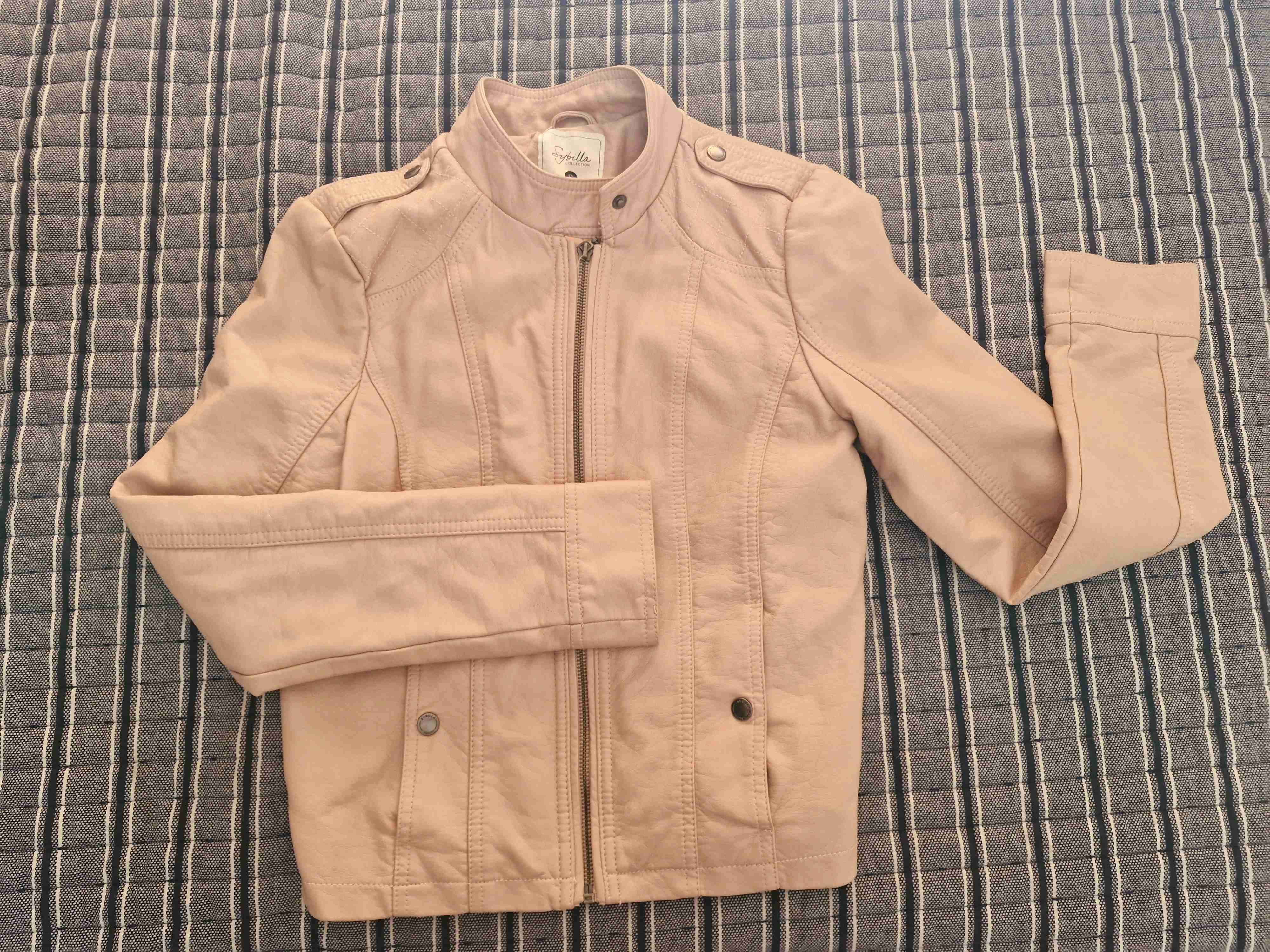 Chaqueta cuerina color rosa palo talla S