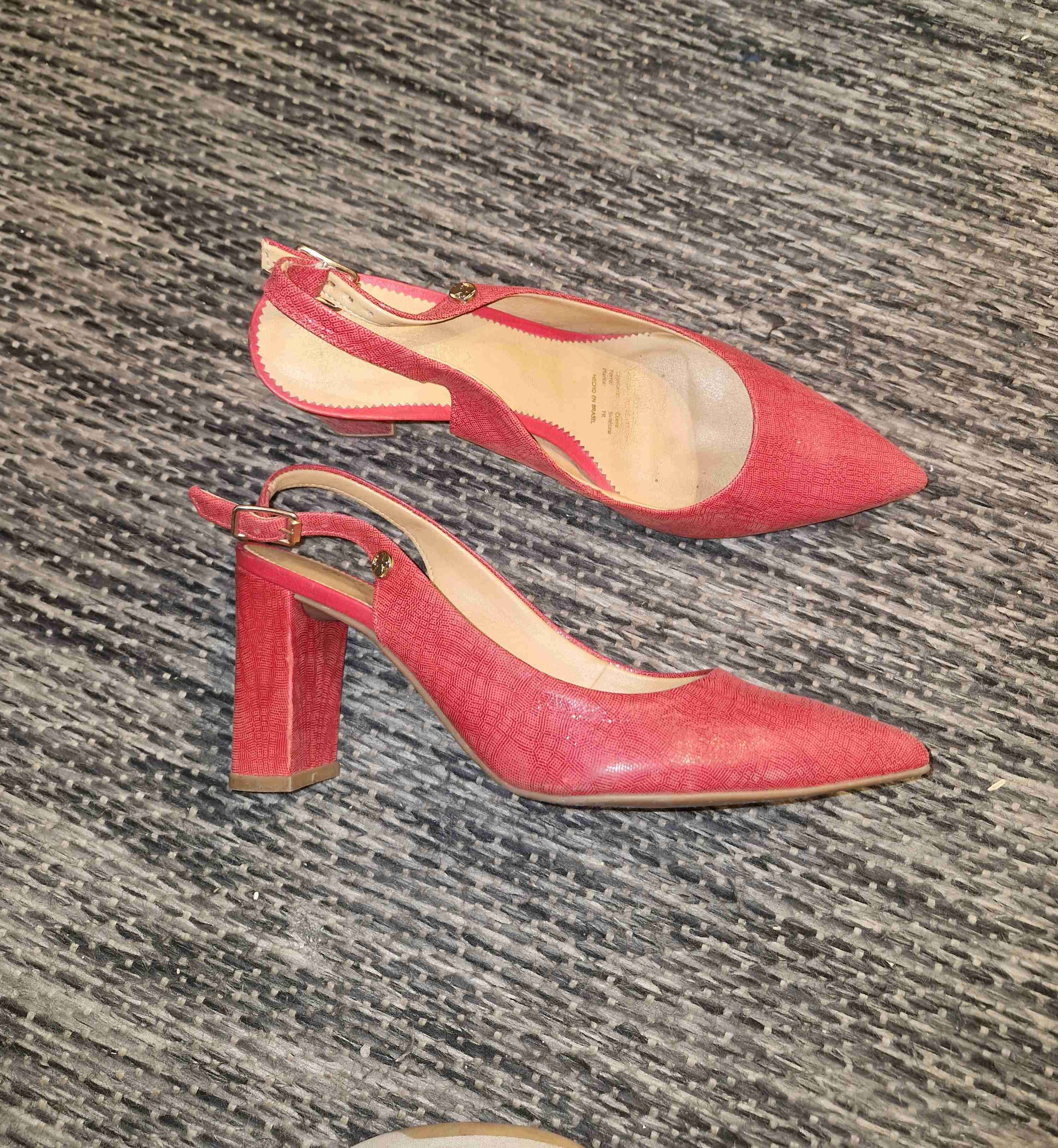 Zapatos de taco alto rojos cuero