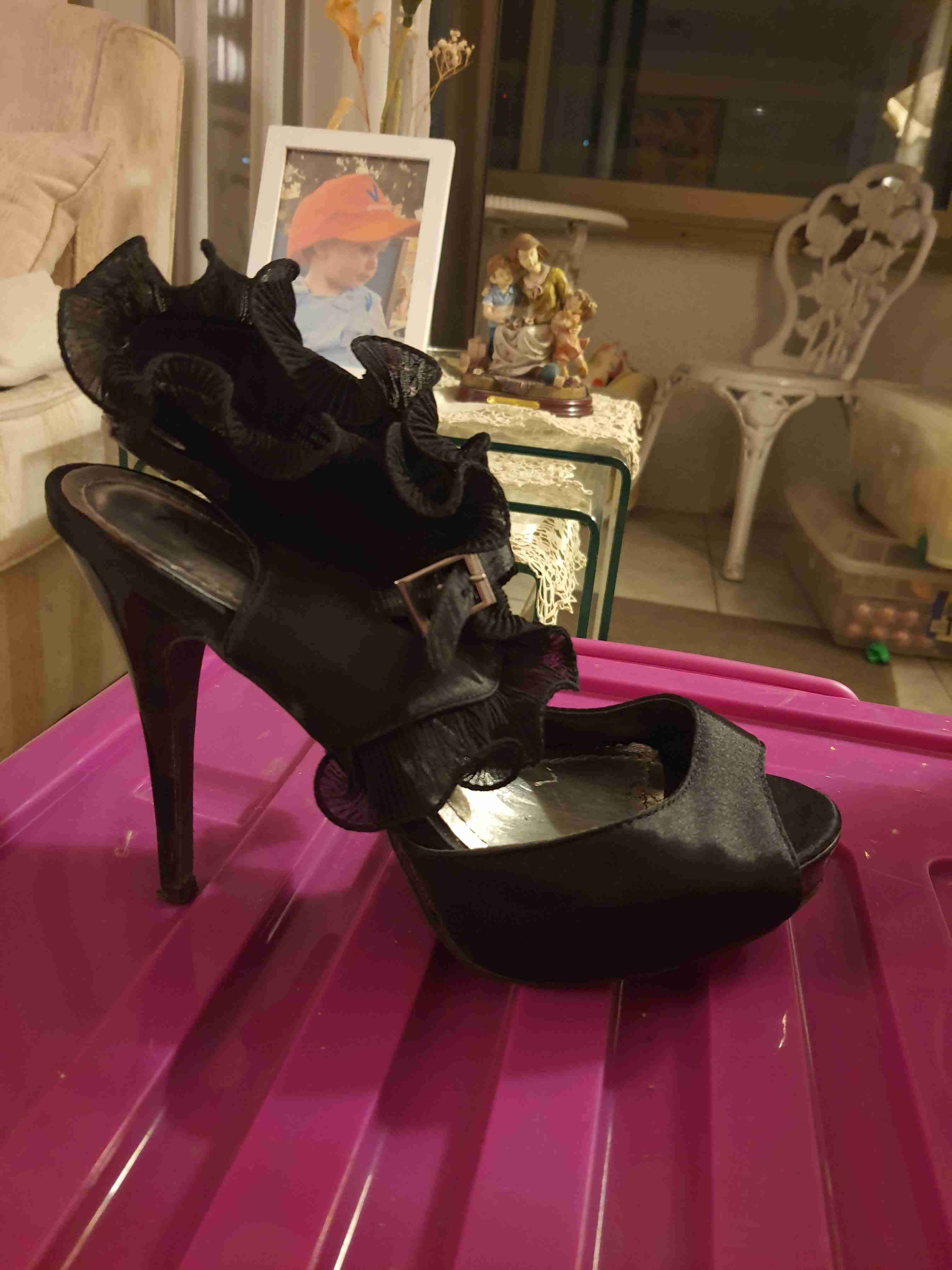 Tacones altos negros con volantes