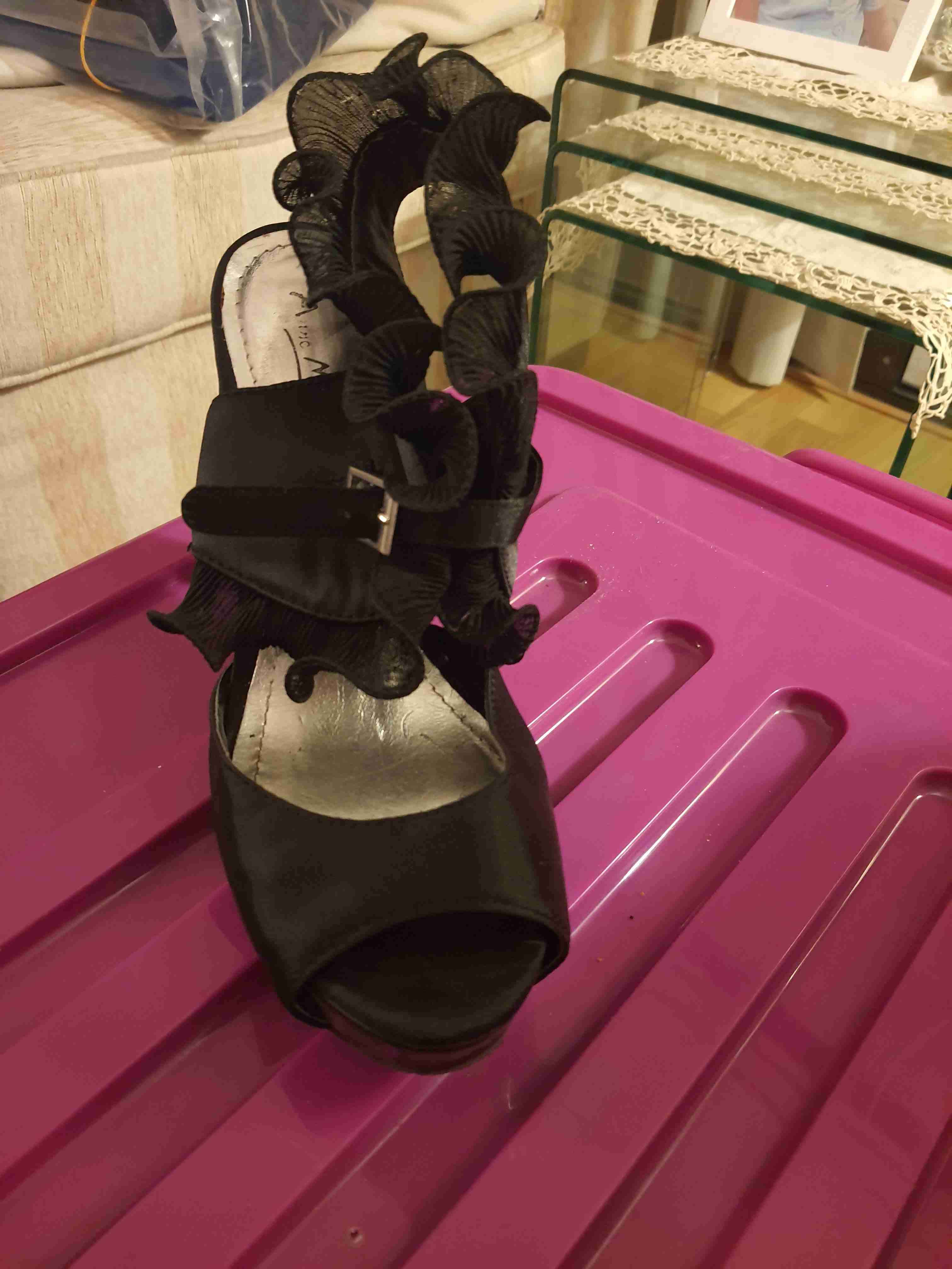 Tacones altos negros con volantes - miniatura 2