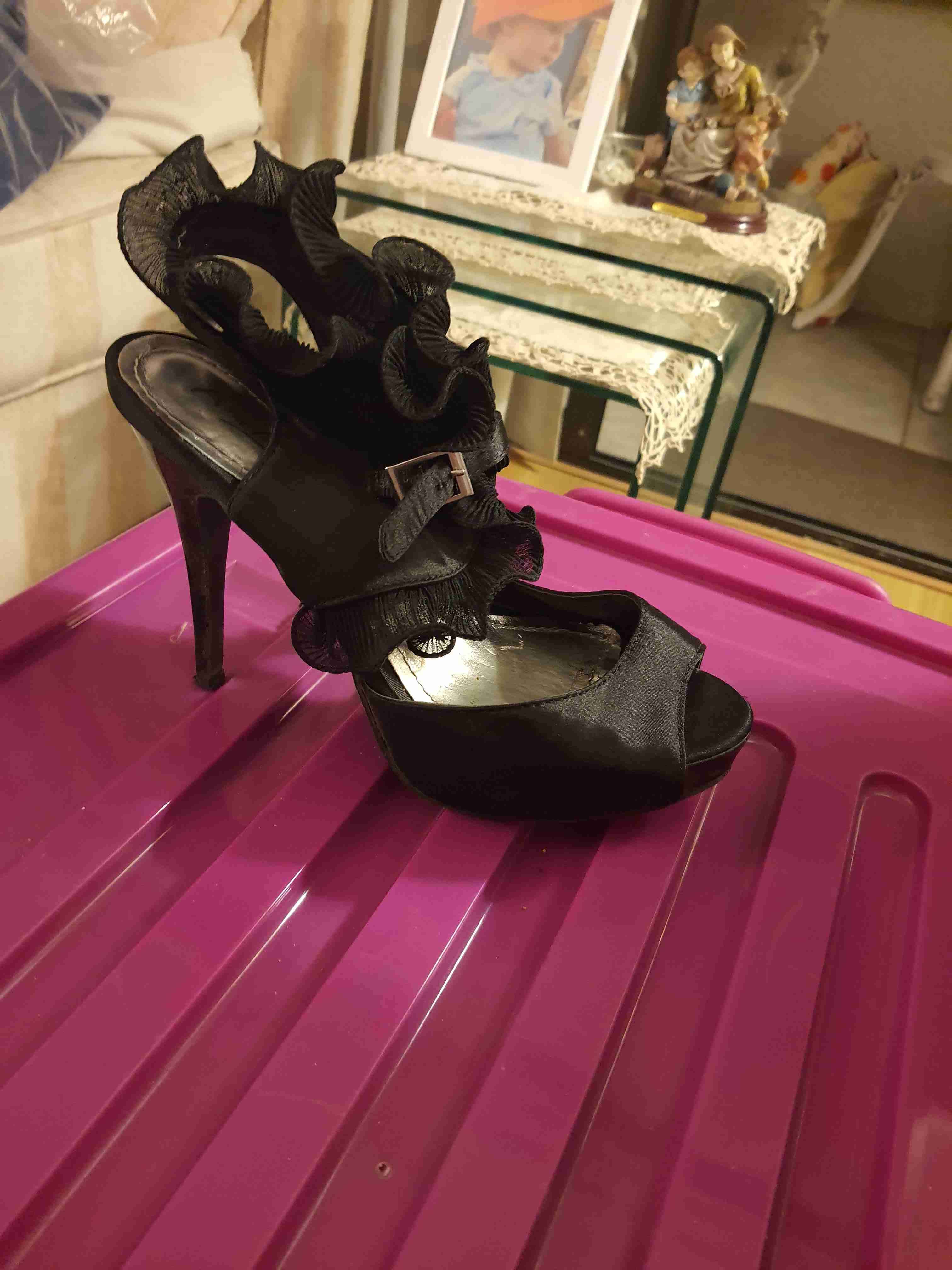 Tacones altos negros con volantes - miniatura 3