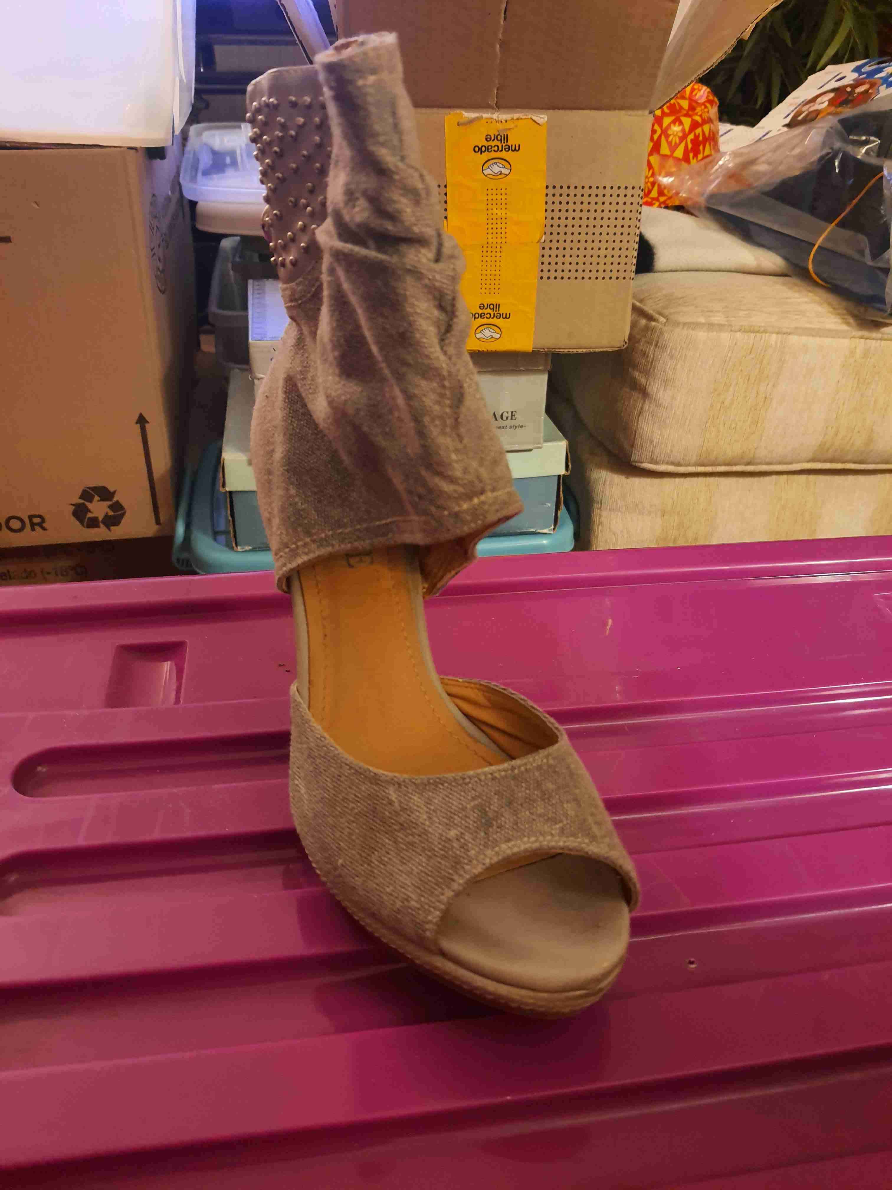 Sandalia taco alto beige