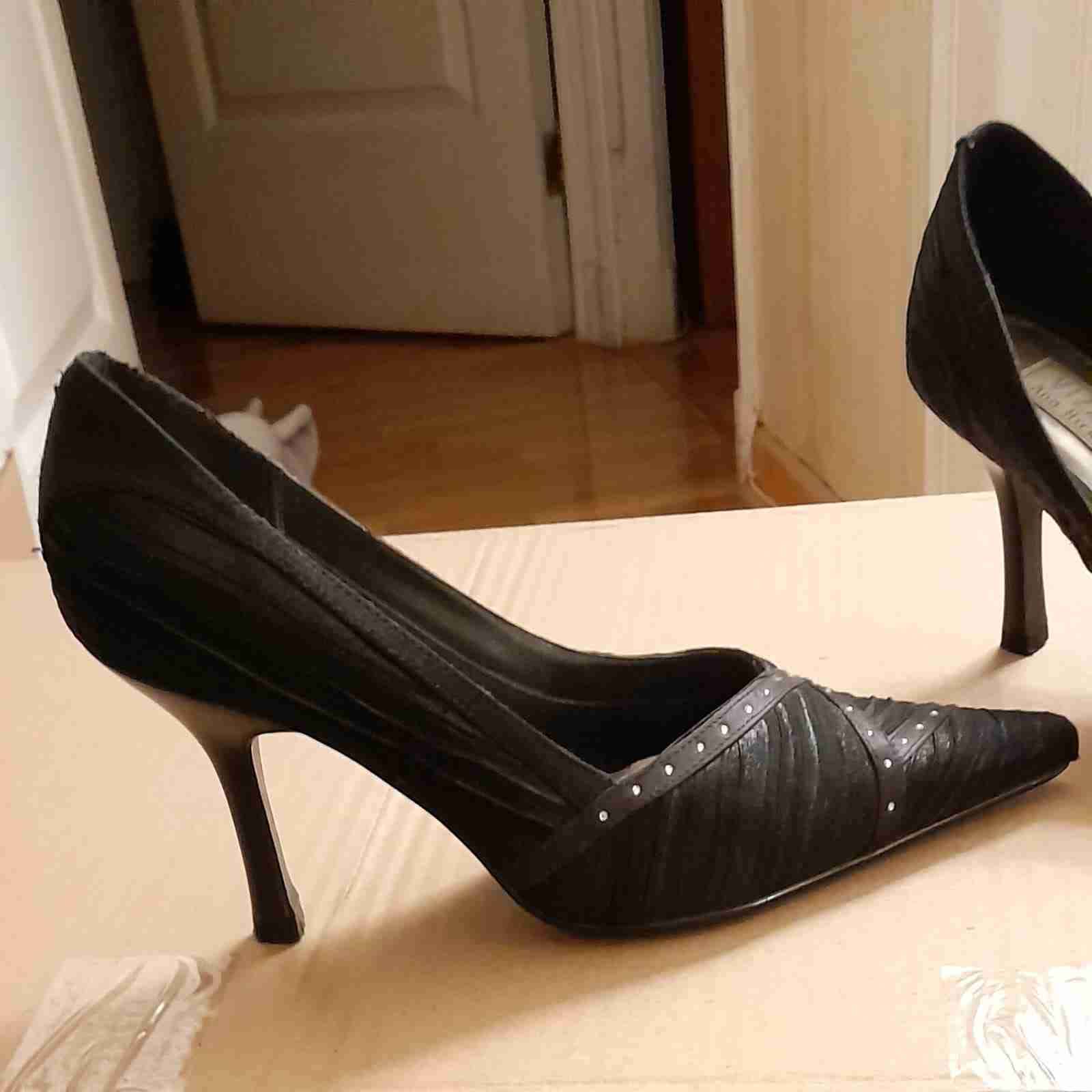 Zapatos de tacón negros elegantes