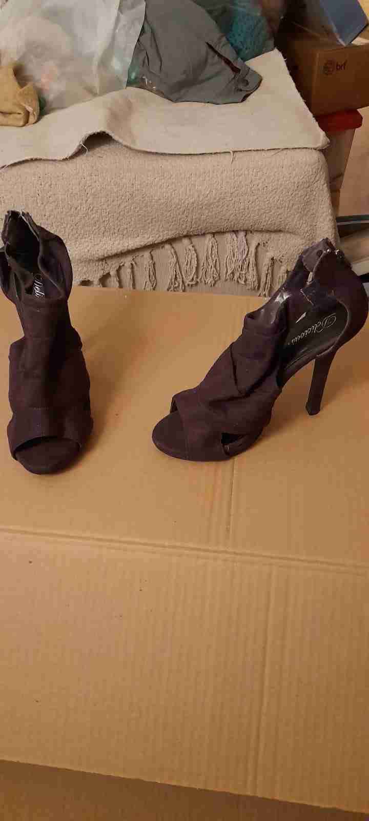 Zapatos de tacón púrpura