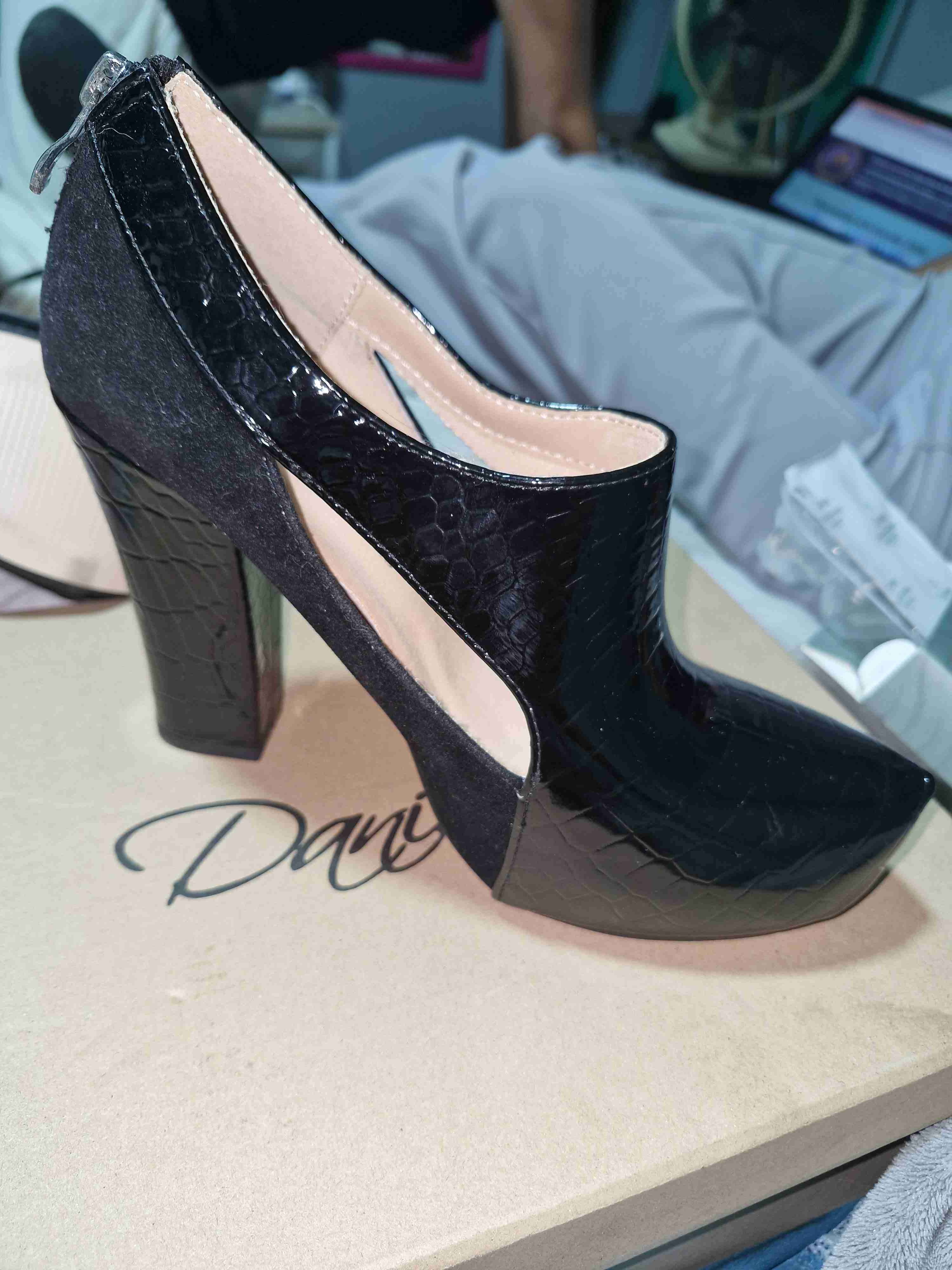 Zapatos de tacón negro con textura
