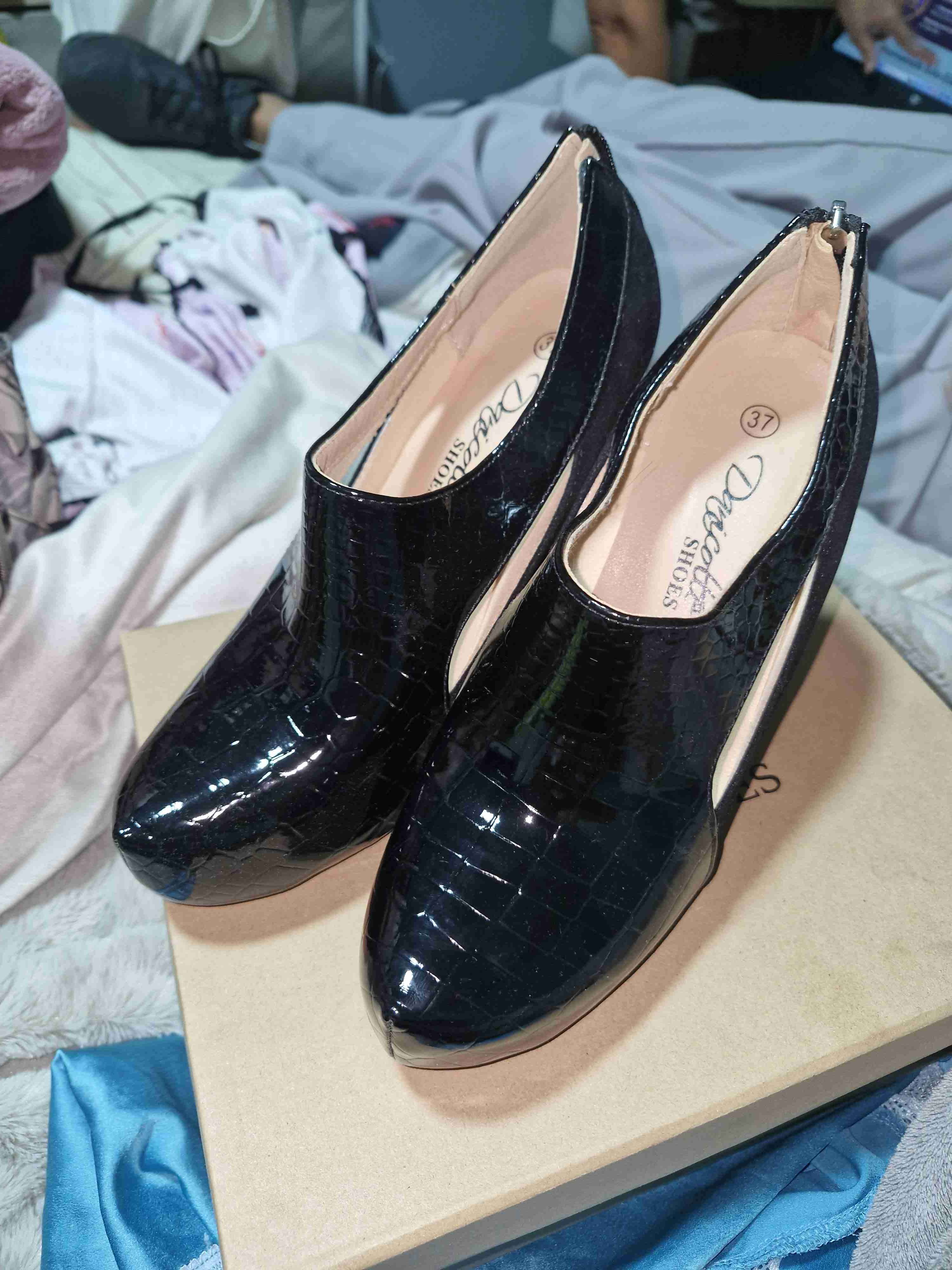 Zapatos de tacón negro con textura - miniatura 2
