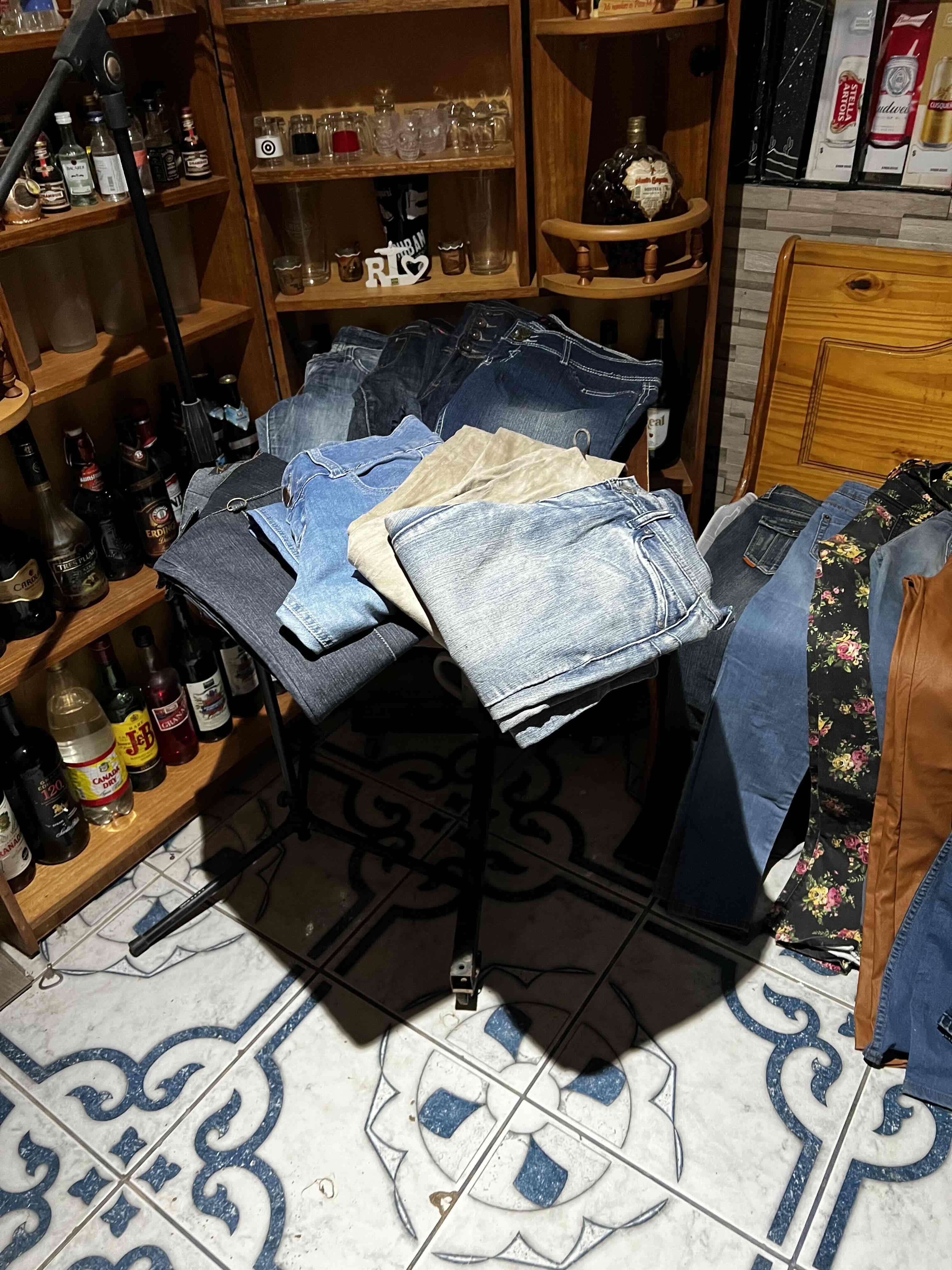 Tengo gran cantidad de jeans en exelente estado - miniatura 2