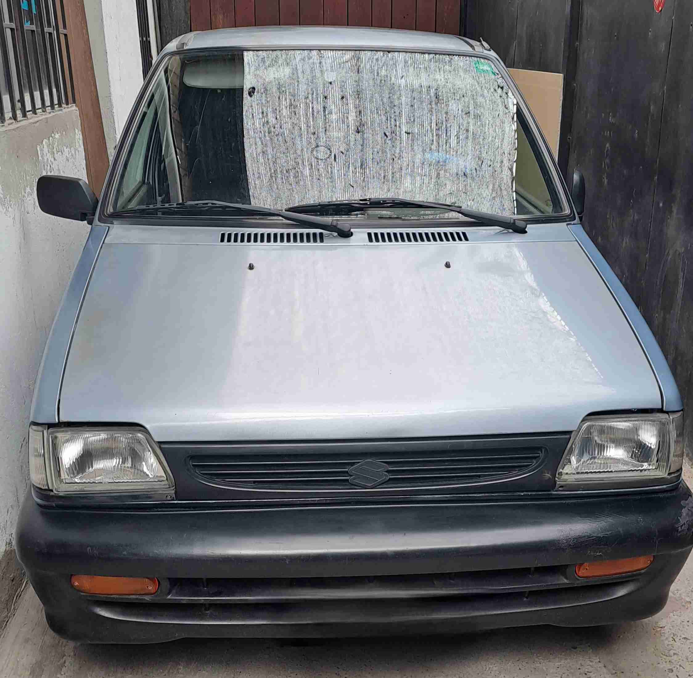 Auto compacto gris en buen estado - miniatura 2