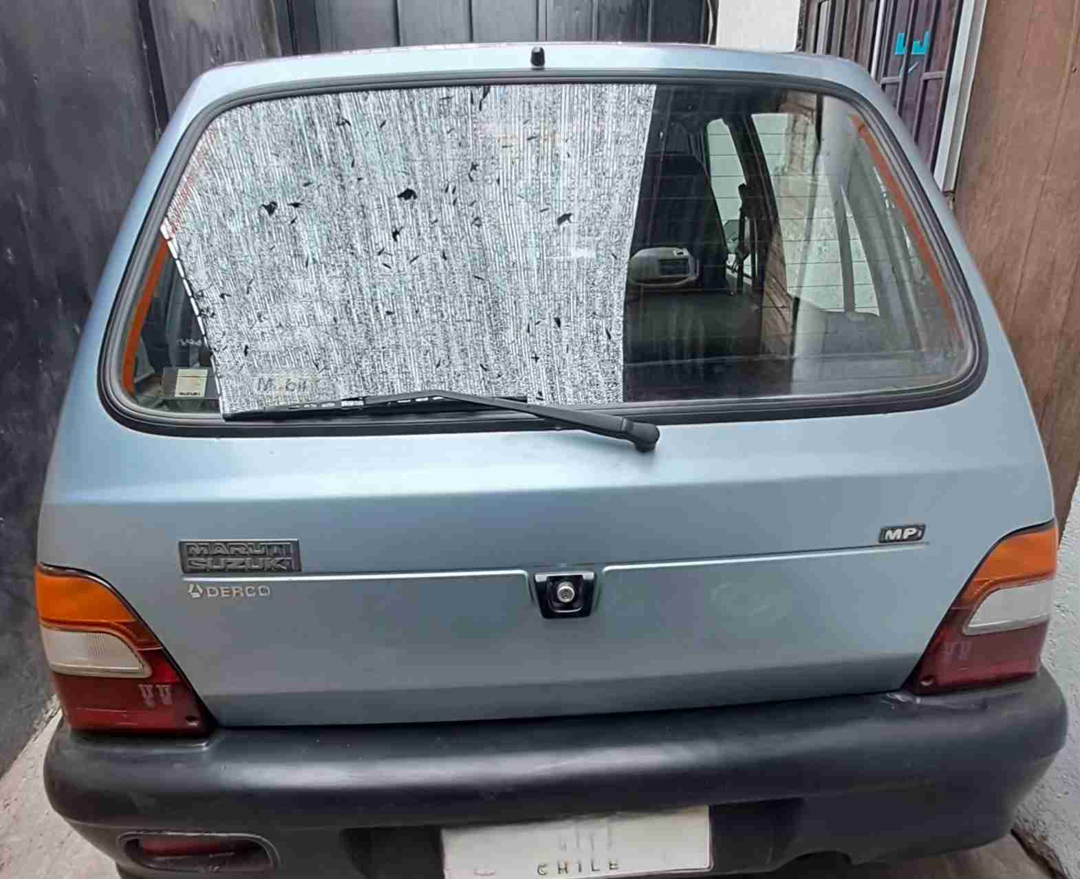 Auto compacto gris en buen estado - miniatura 3