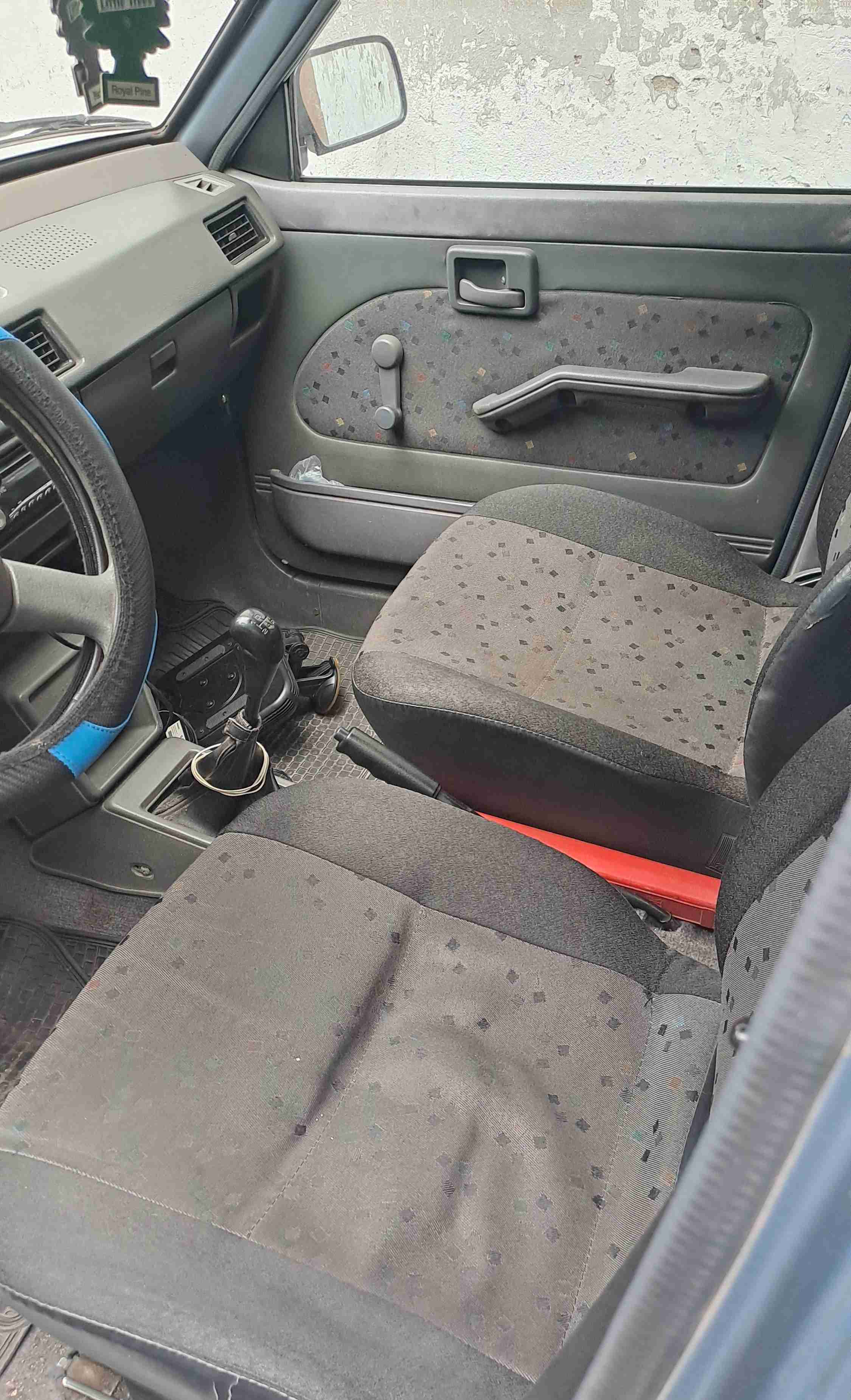 Auto compacto gris en buen estado - miniatura 4