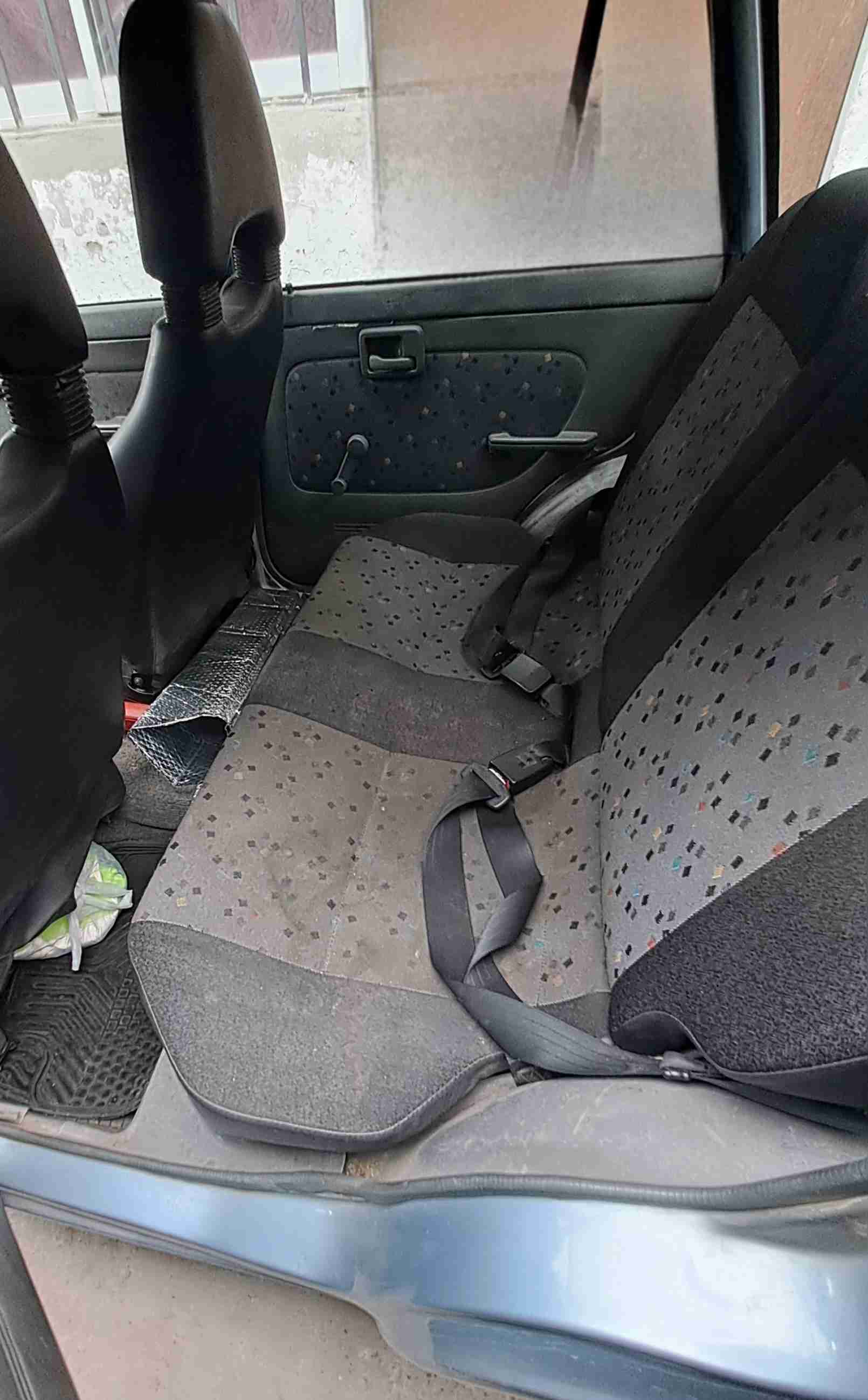 Auto compacto gris en buen estado - miniatura 5