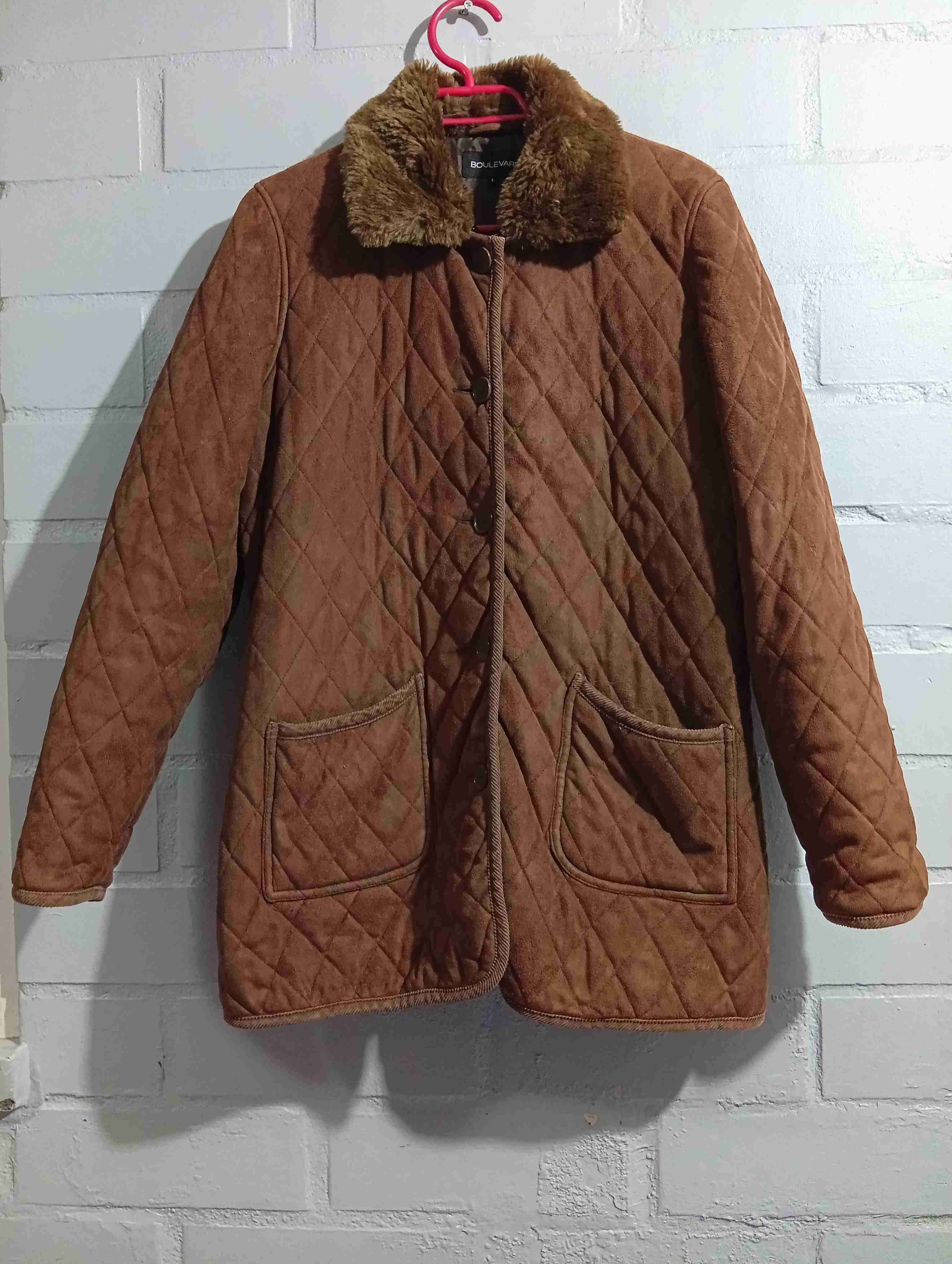 Chaqueta marrón con cuello de pelo