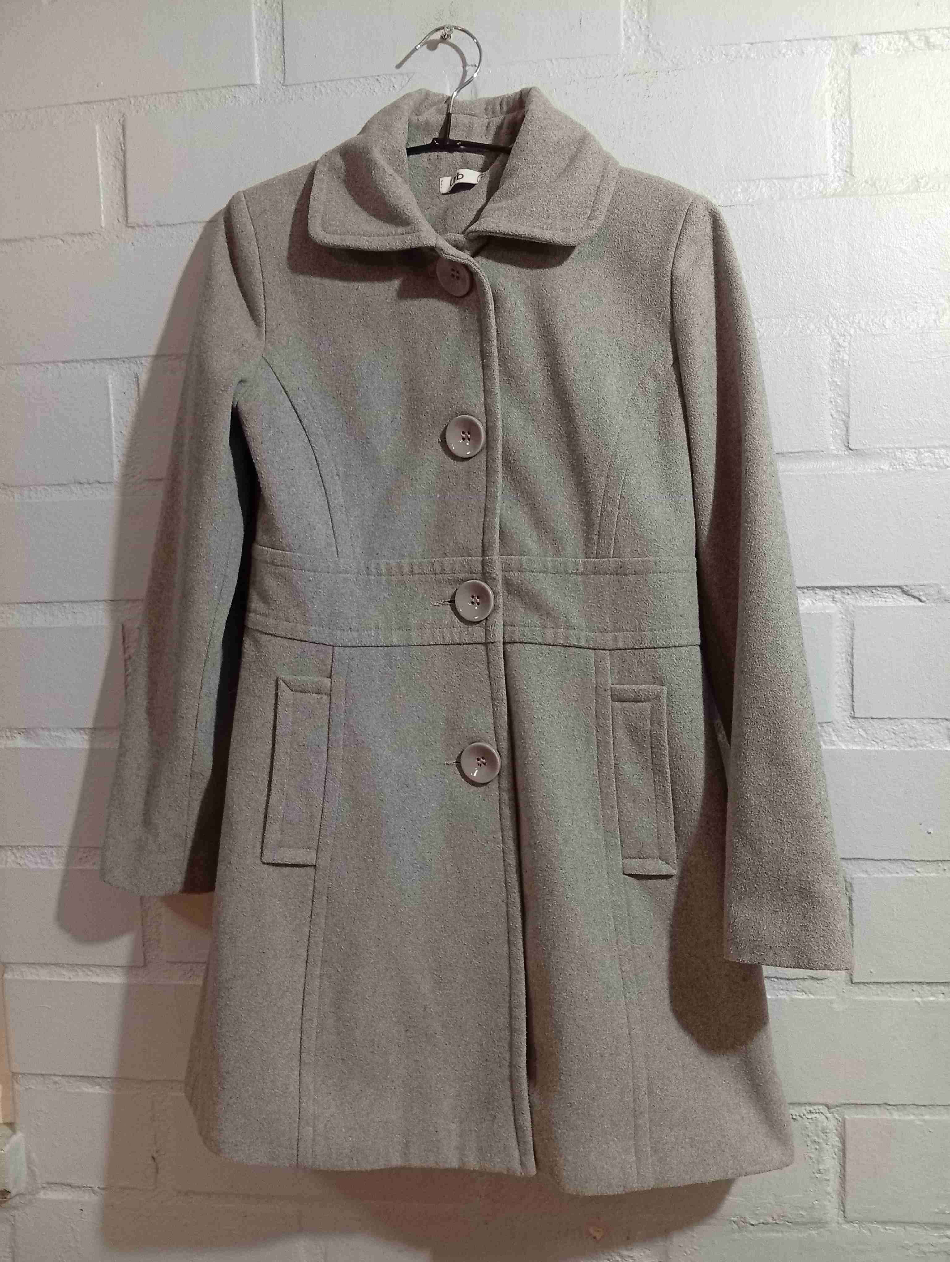 Abrigo gris con botones grandes