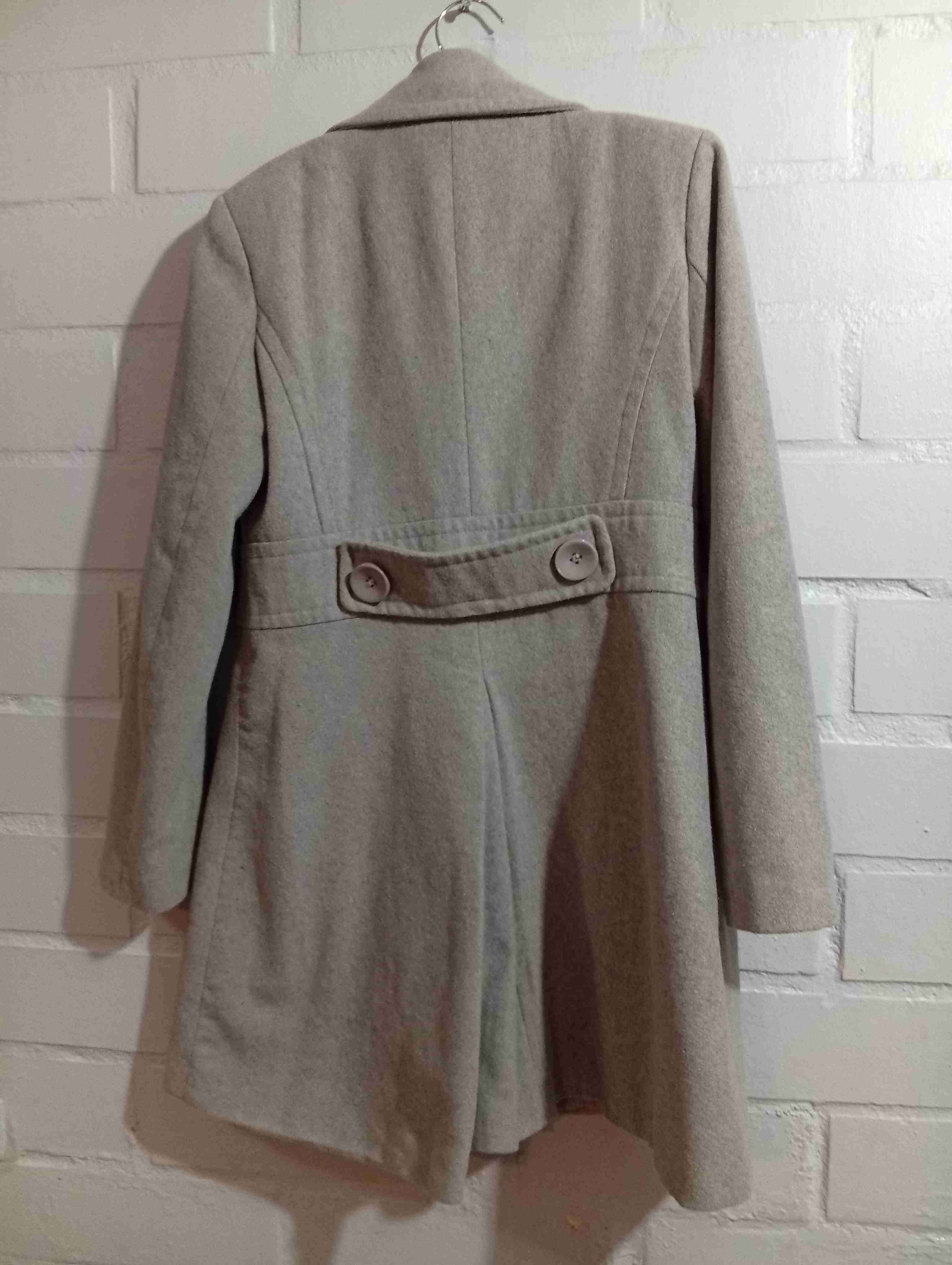 Abrigo gris con botones grandes - miniatura 2