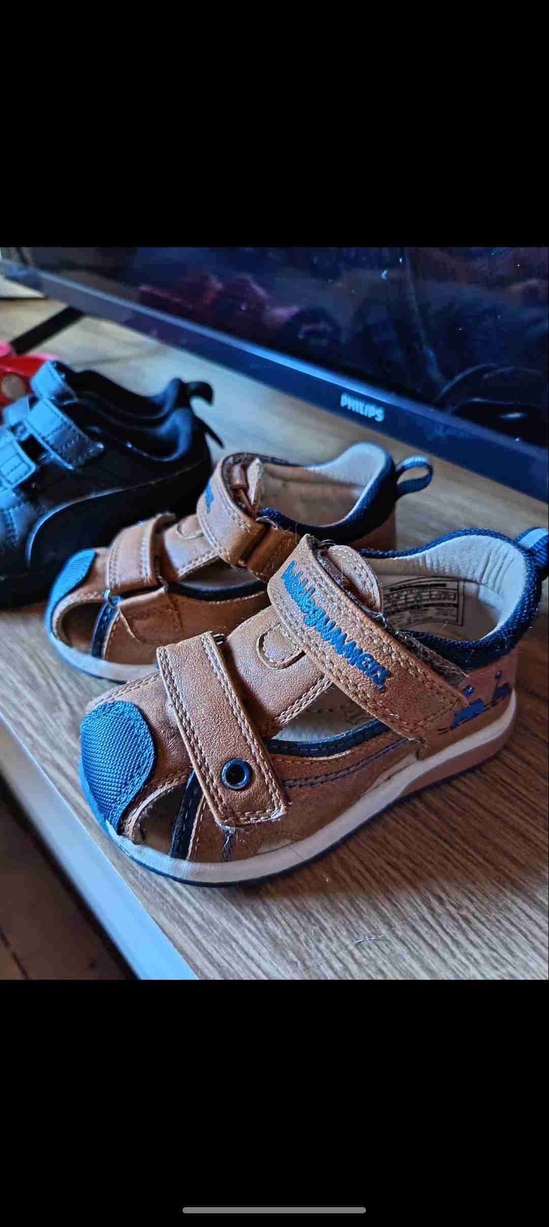 Sandalias infantiles y zapatillas l