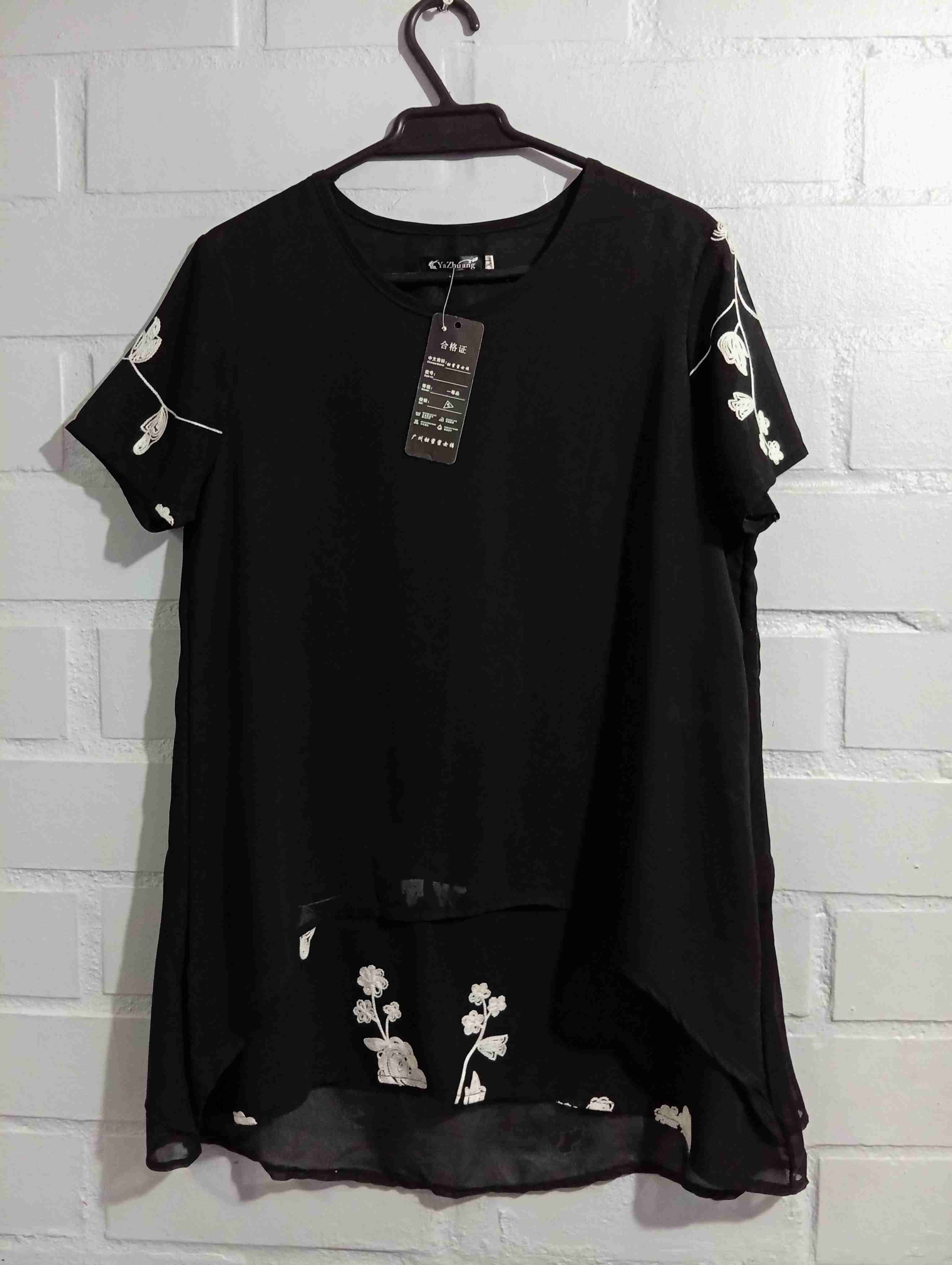 Blusa negra con bordado floral