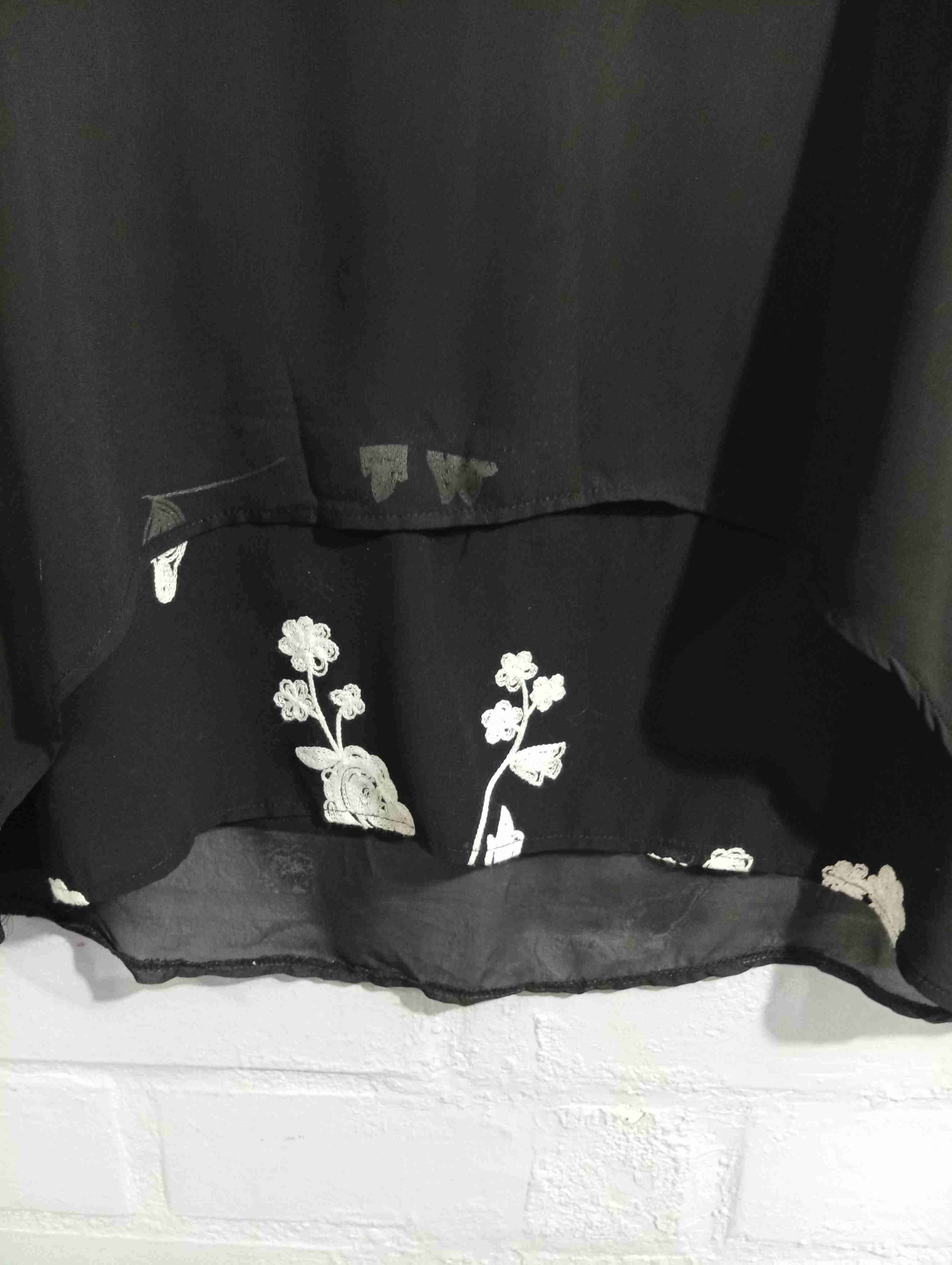 Blusa negra con bordado floral - miniatura 2