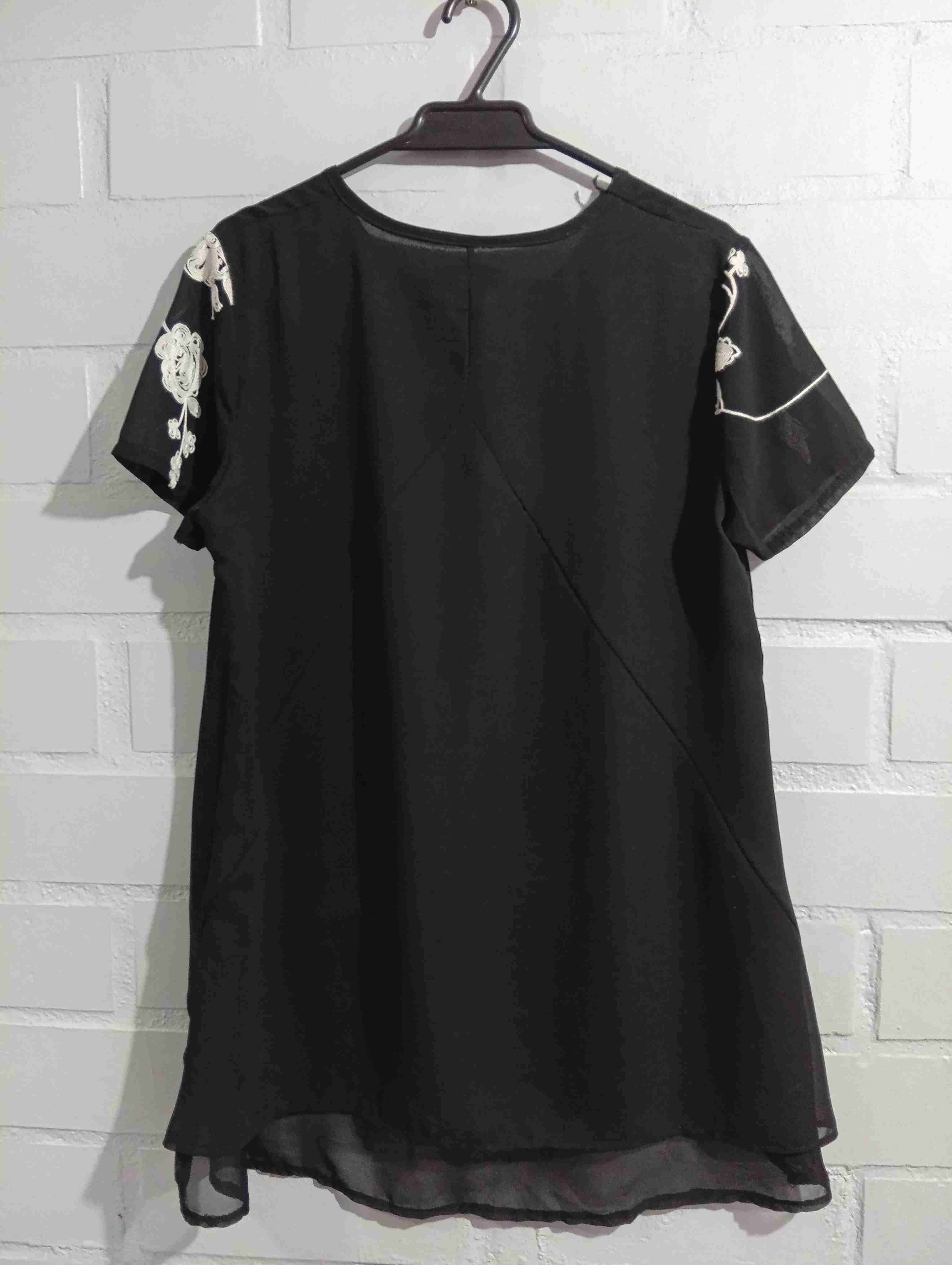 Blusa negra con bordado floral - miniatura 3