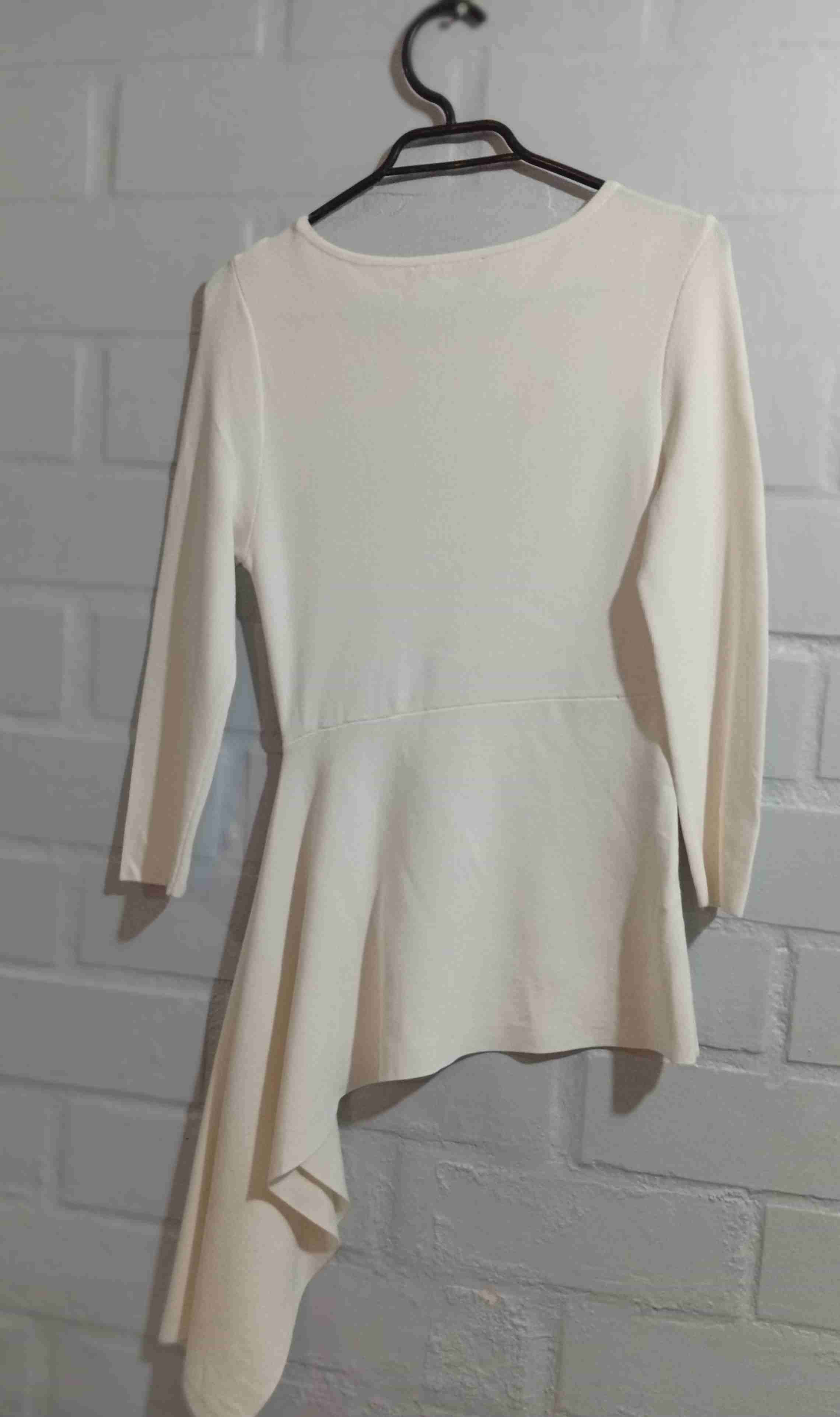 Top asimétrico beige Zara talla S - miniatura 2