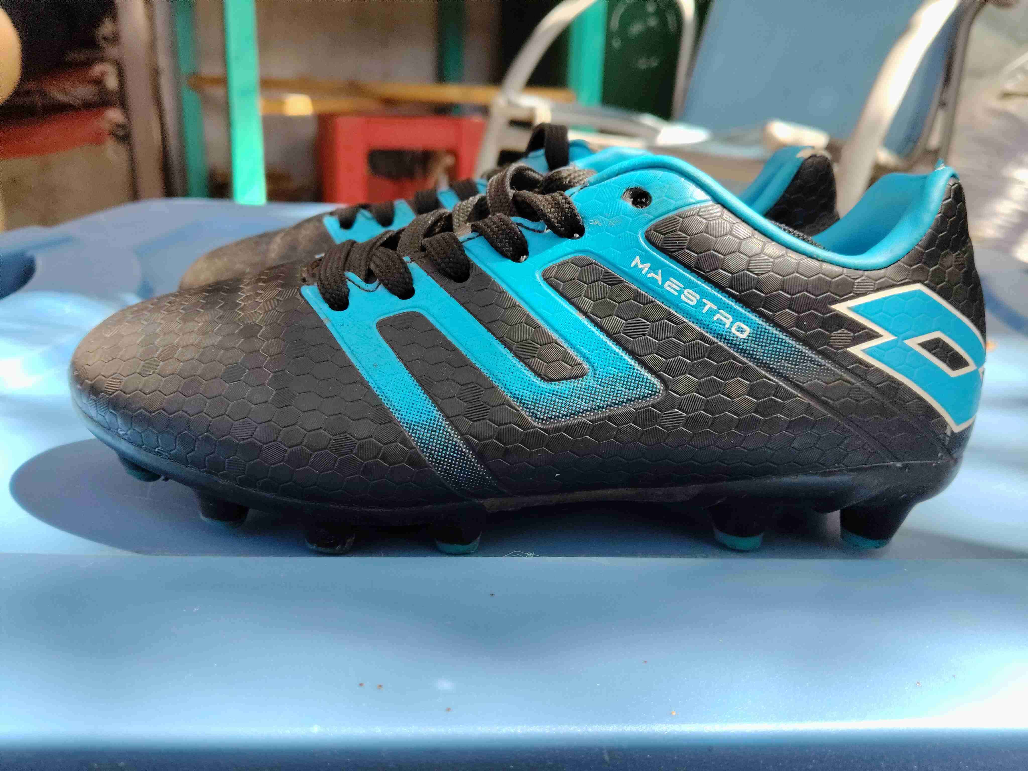Zapatos de fútbol negros y azules N° 32