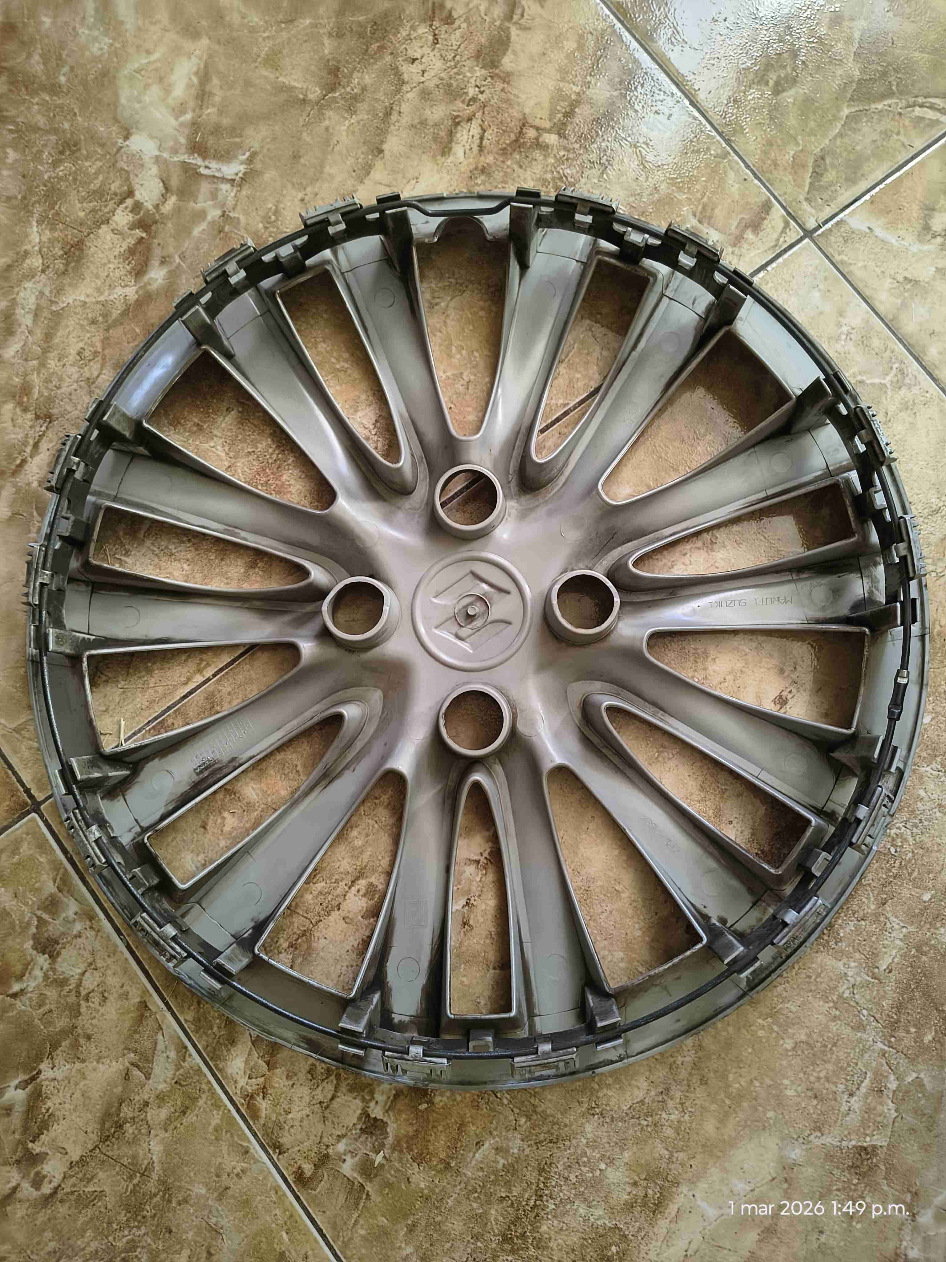 Tapacubos Suzuki usado - miniatura 2