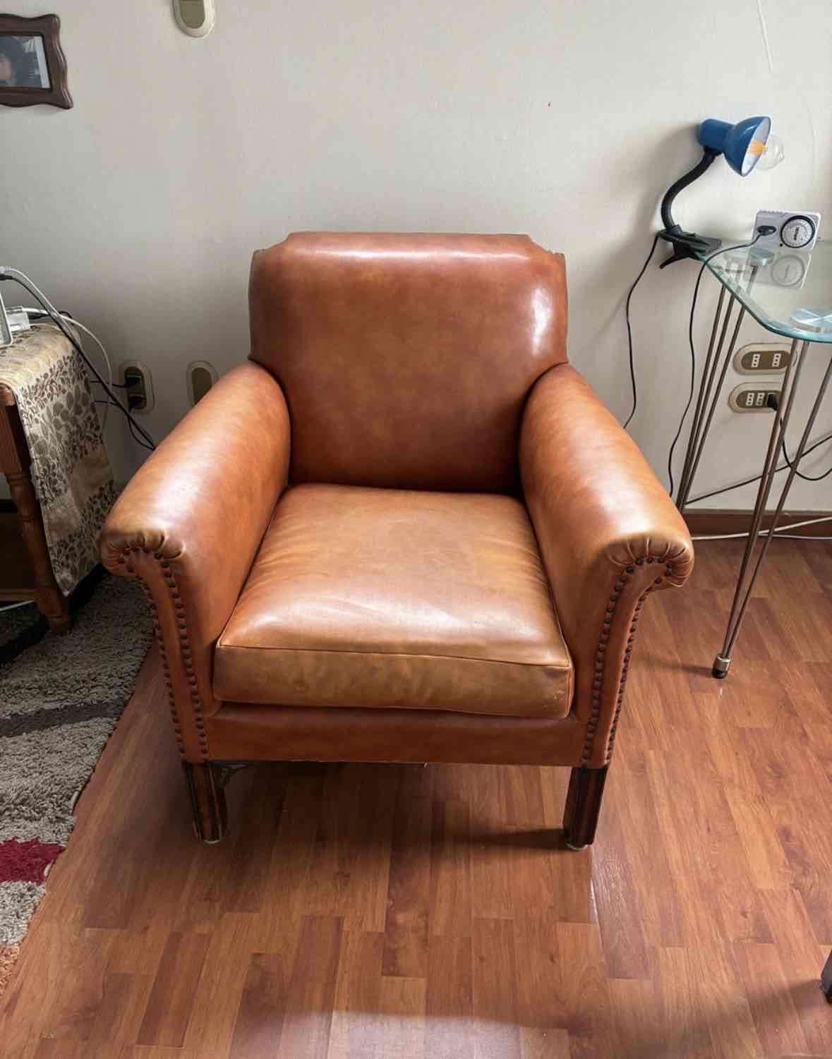 Sillón de cuero marrón antiguo - miniatura 2