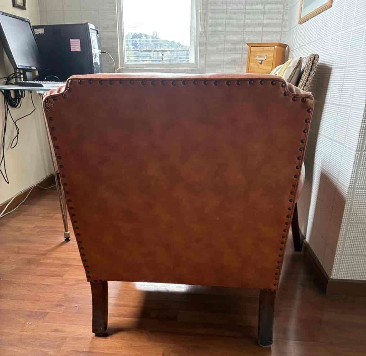 Sillón de cuero marrón antiguo - miniatura 3