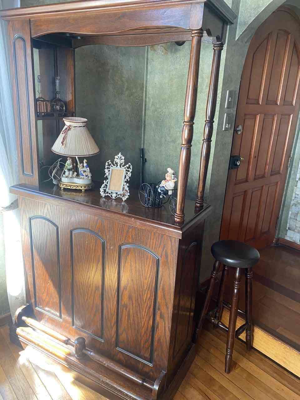 Bar de madera con taburetes