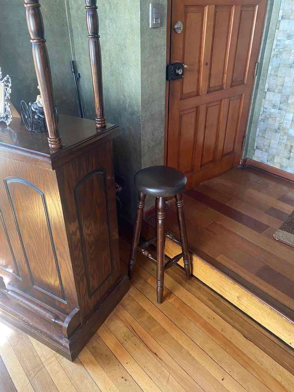 Bar de madera con taburetes - miniatura 2