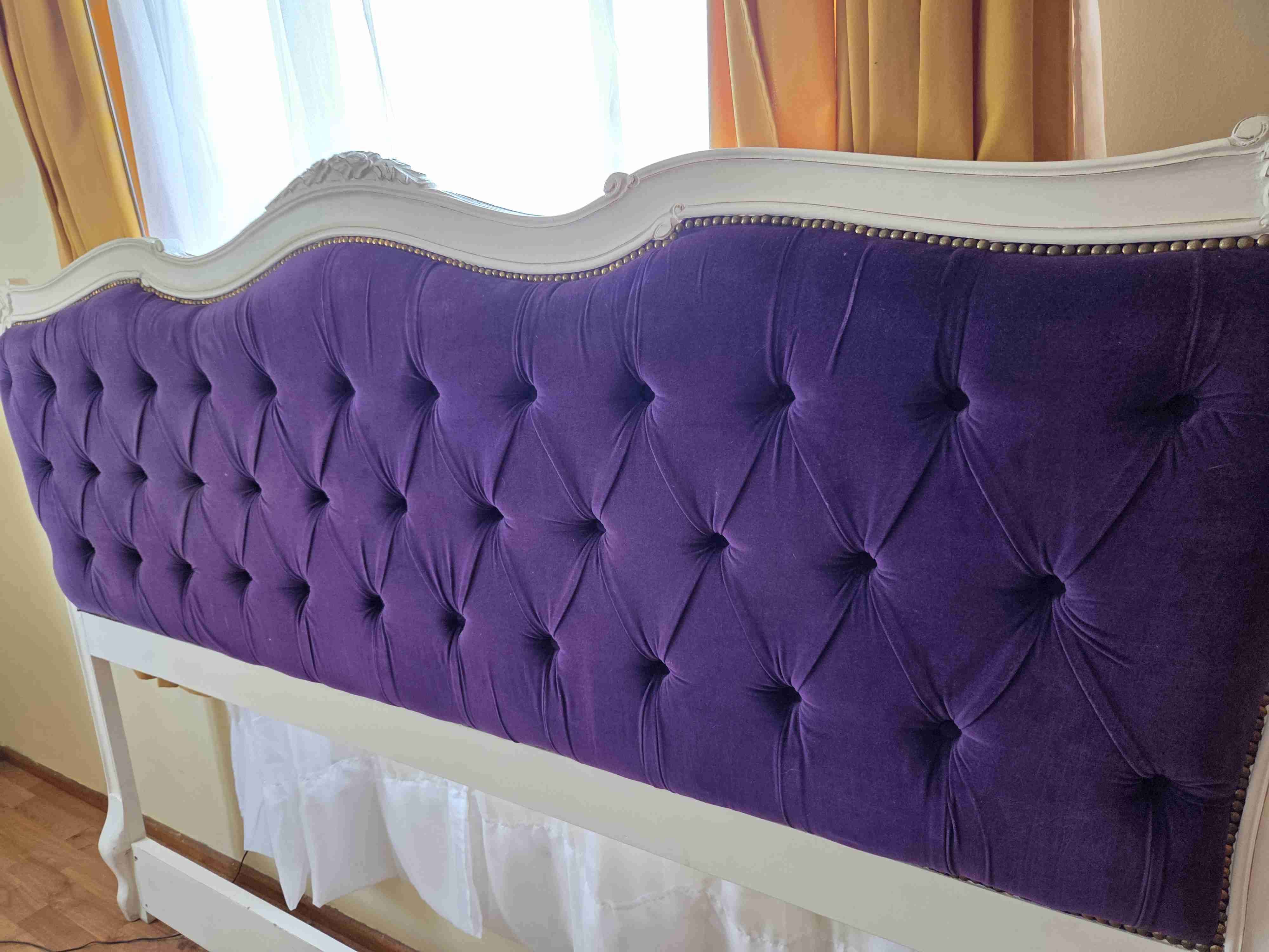 Respaldo de cama capitoné morado king