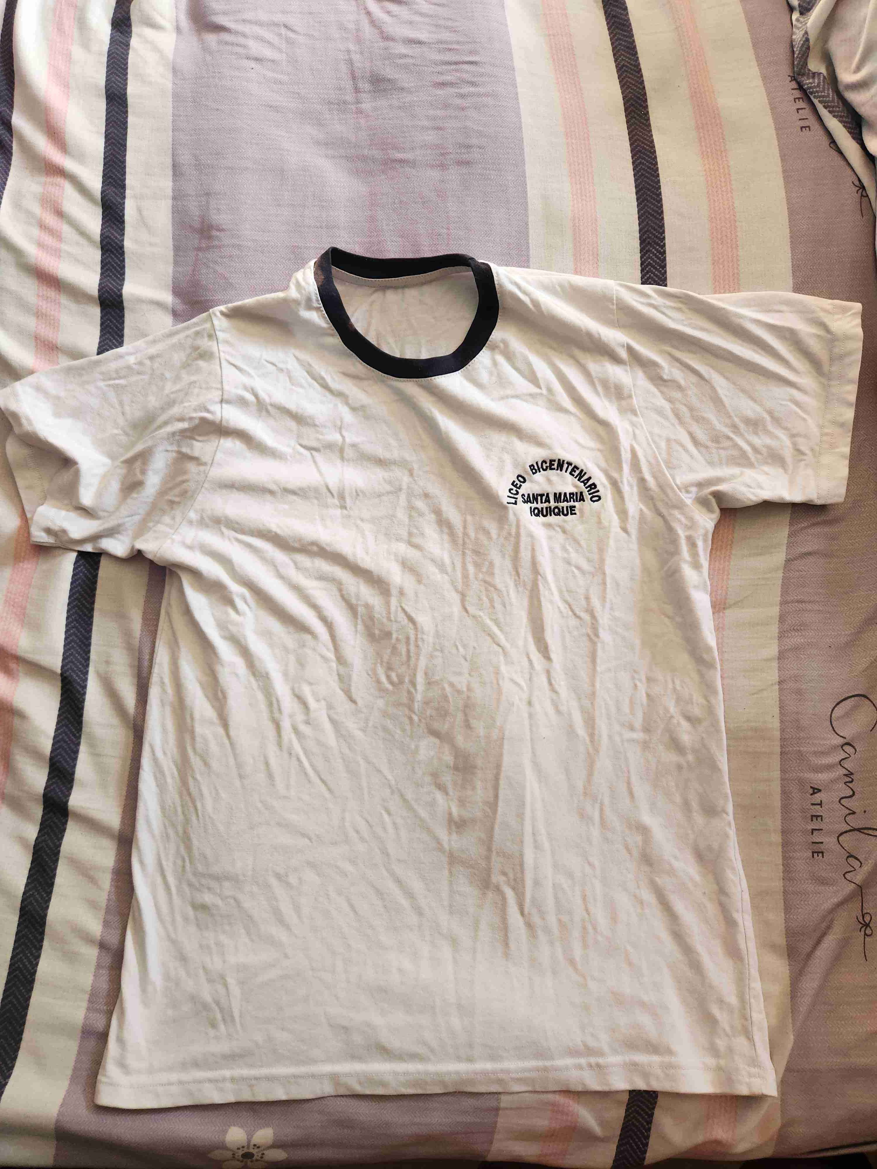 Polera blanca con cuello negro Colegio Santa Maria