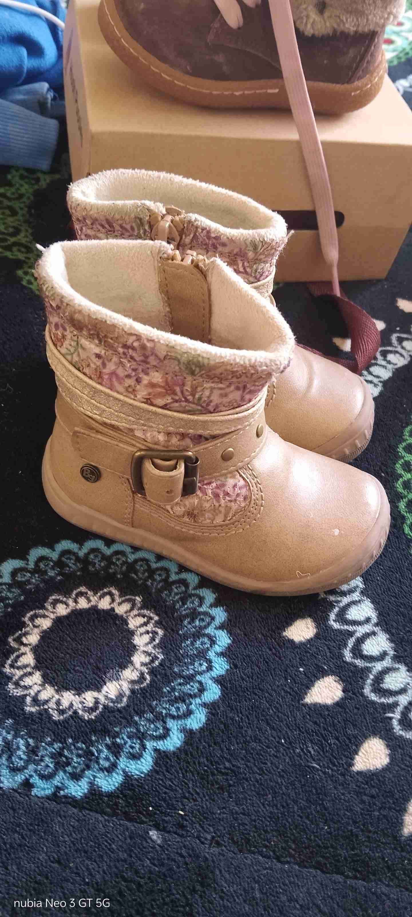 Botas infantiles beige con flores