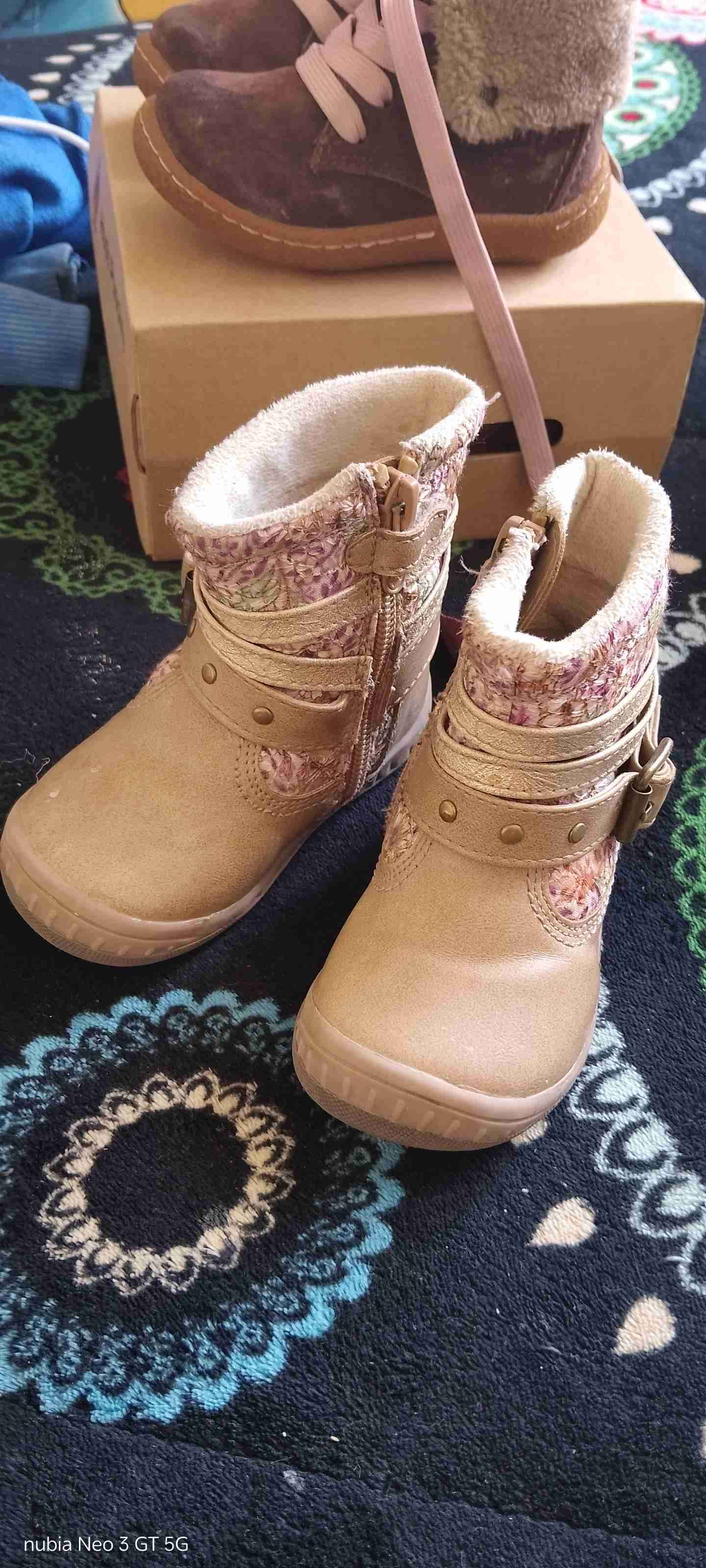 Botas infantiles beige con flores - miniatura 2