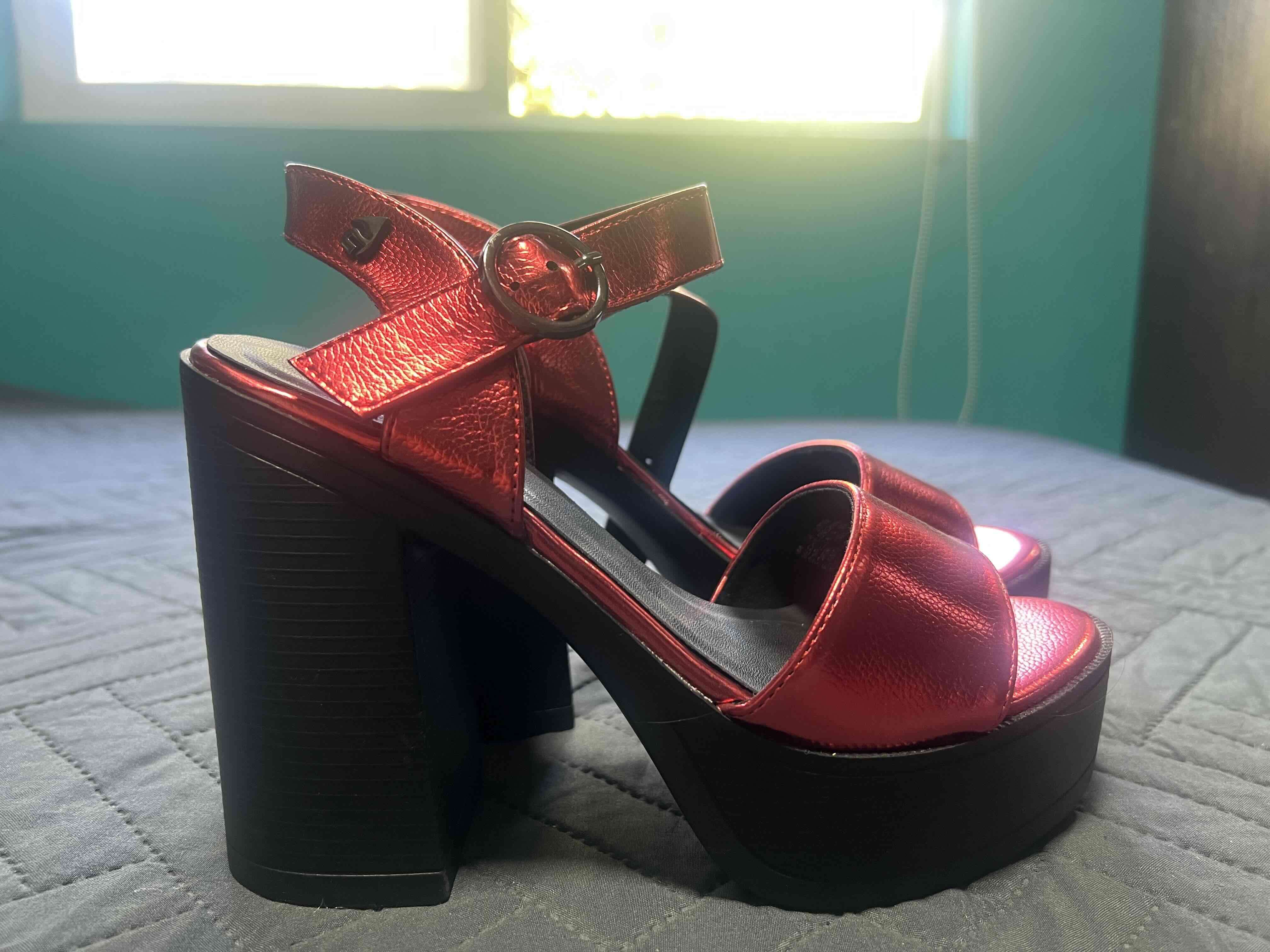 Sandalias rojas con plataforma. Gotta 37
