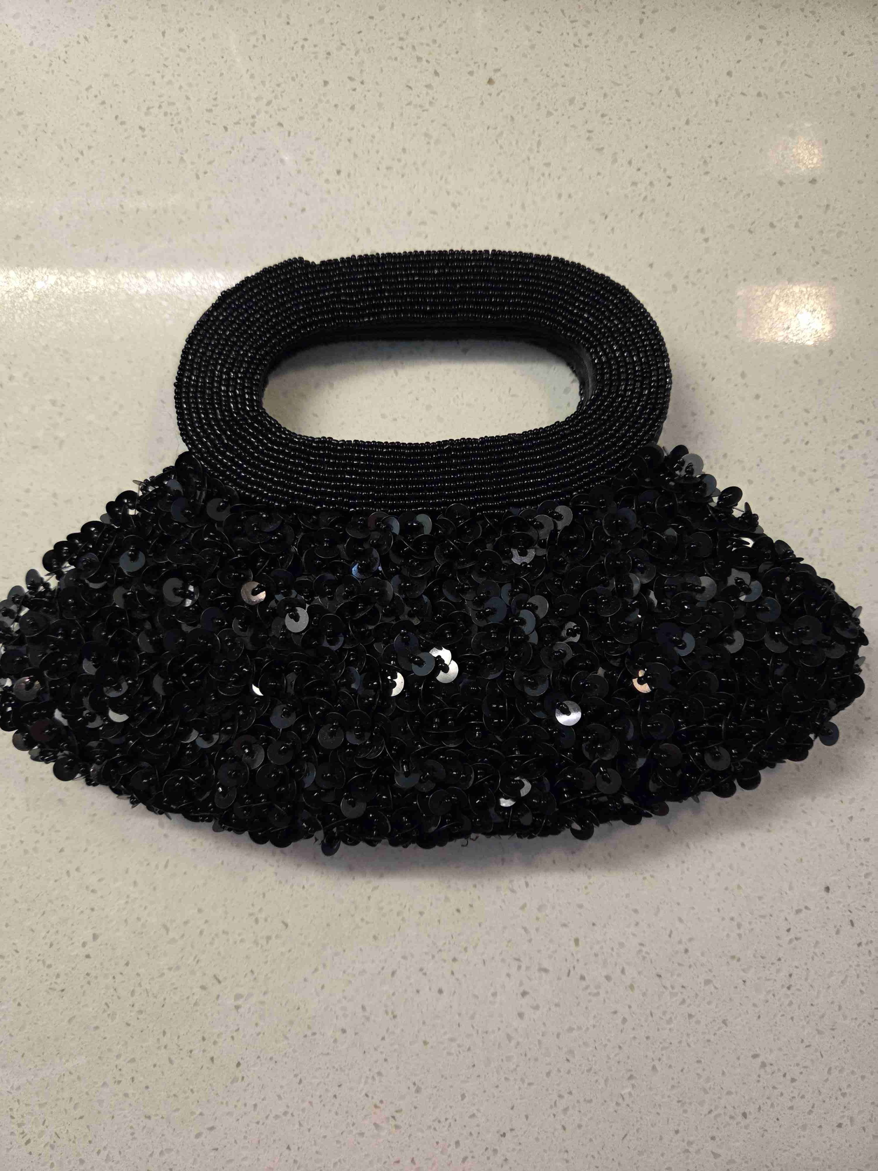 Cartera negra con lentejuelas