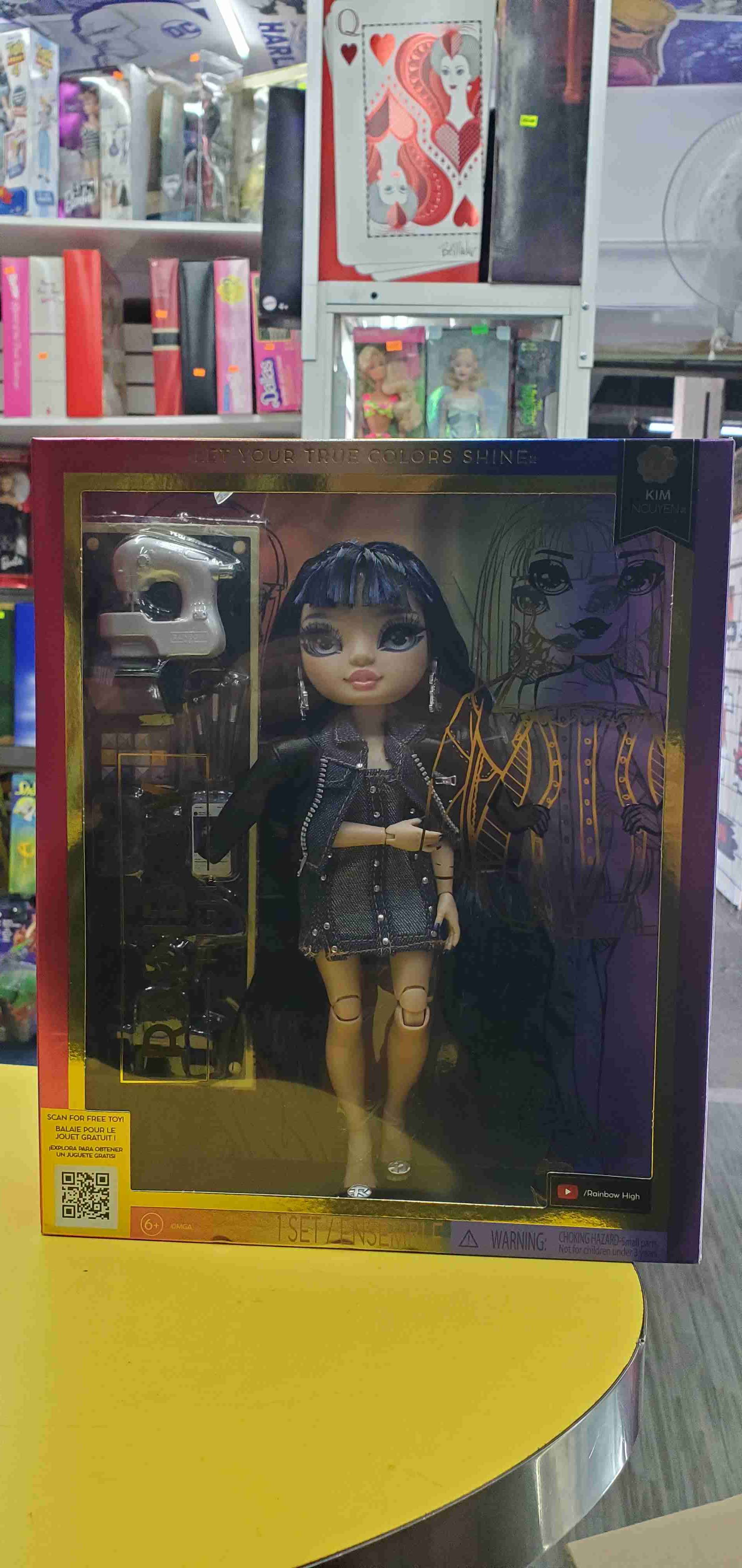 2022 Muñeca Rainbow High Kim Nguyen