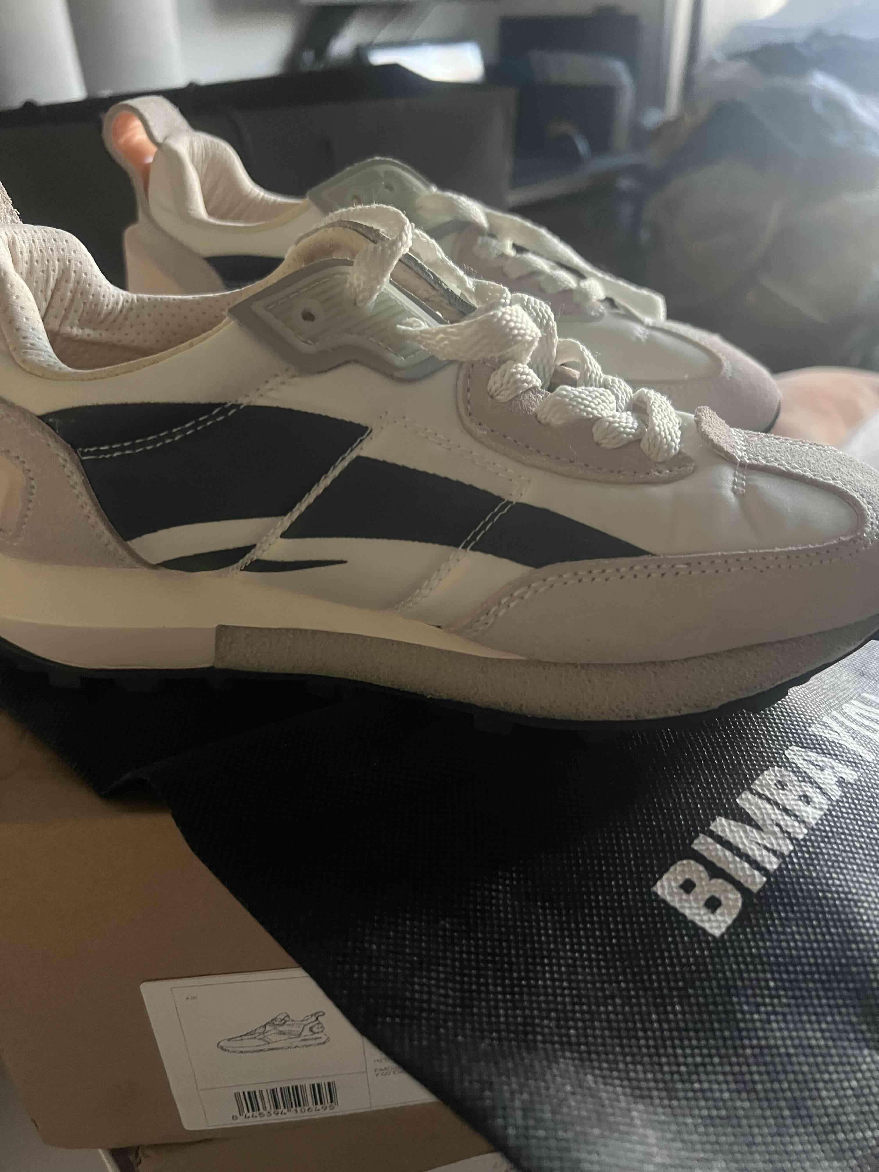 Zapatillas deportivas blancas y negras