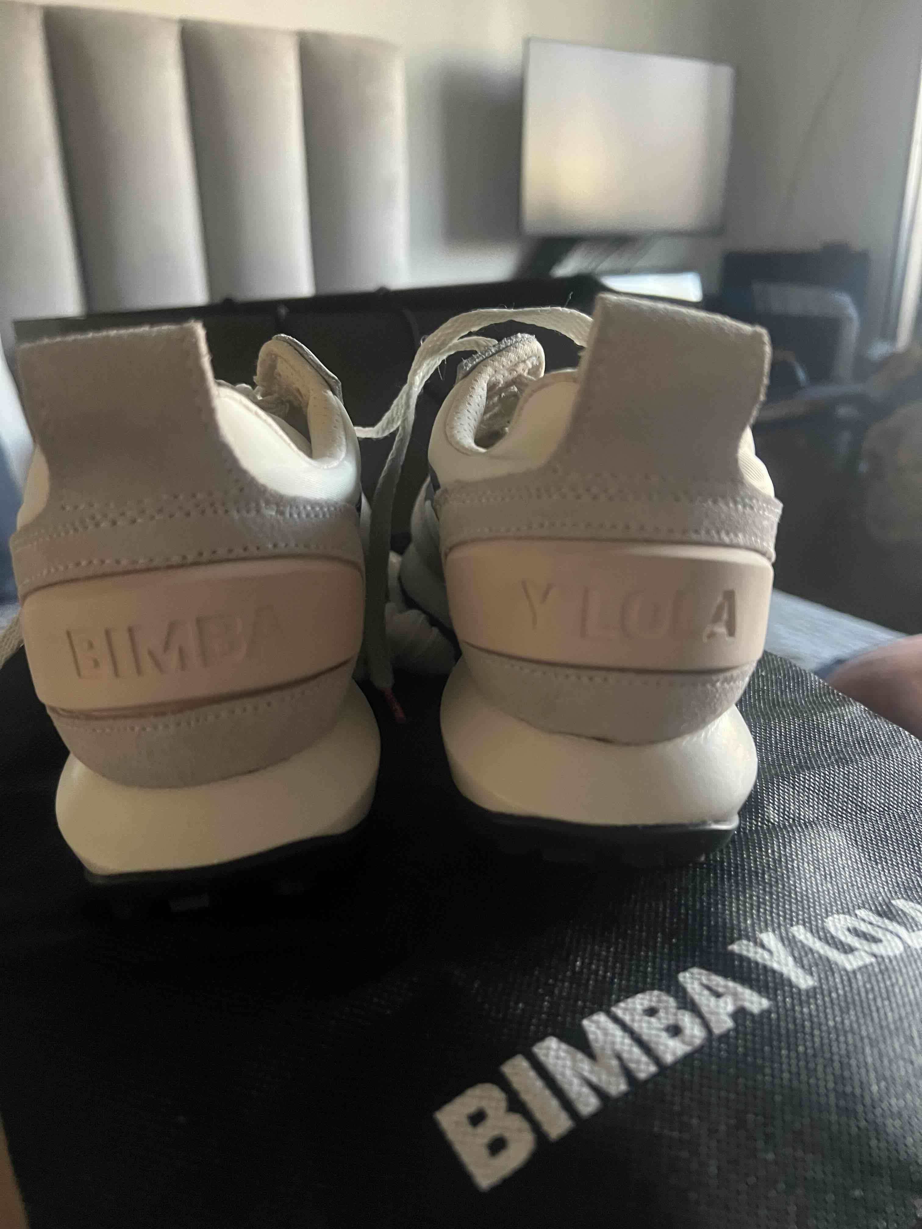 Zapatillas deportivas blancas y negras - miniatura 2