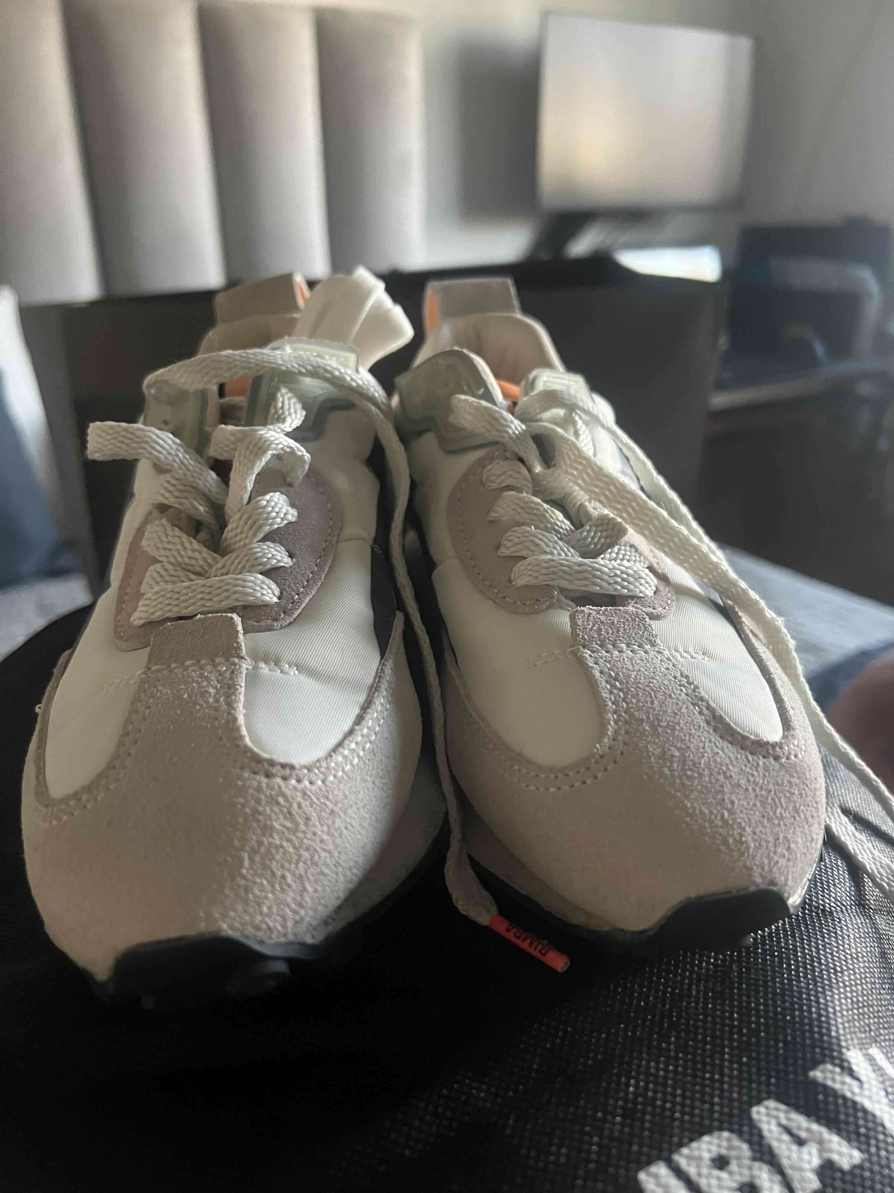 Zapatillas deportivas blancas y negras - miniatura 3