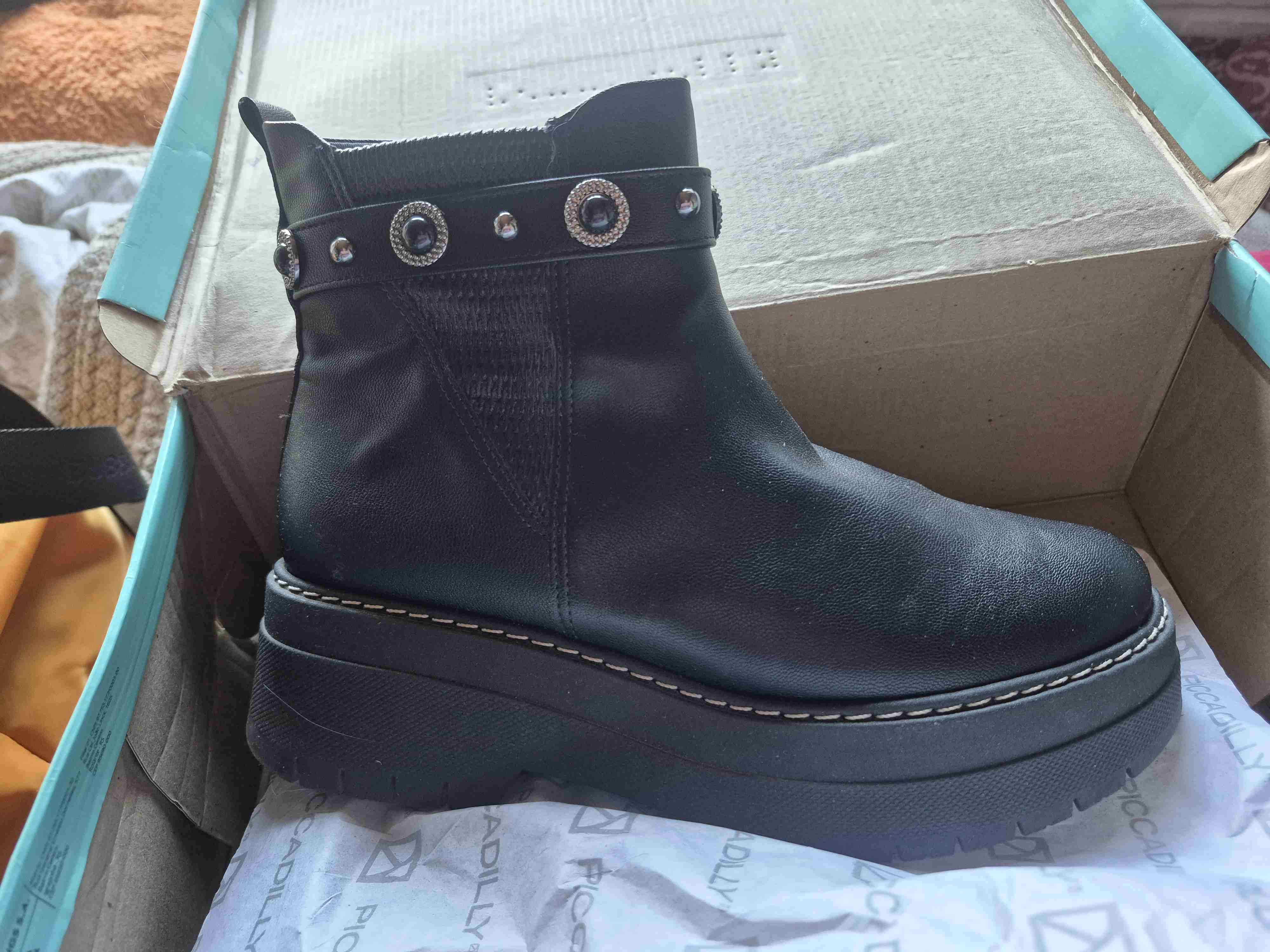 Botas negras con tachas - miniatura 2