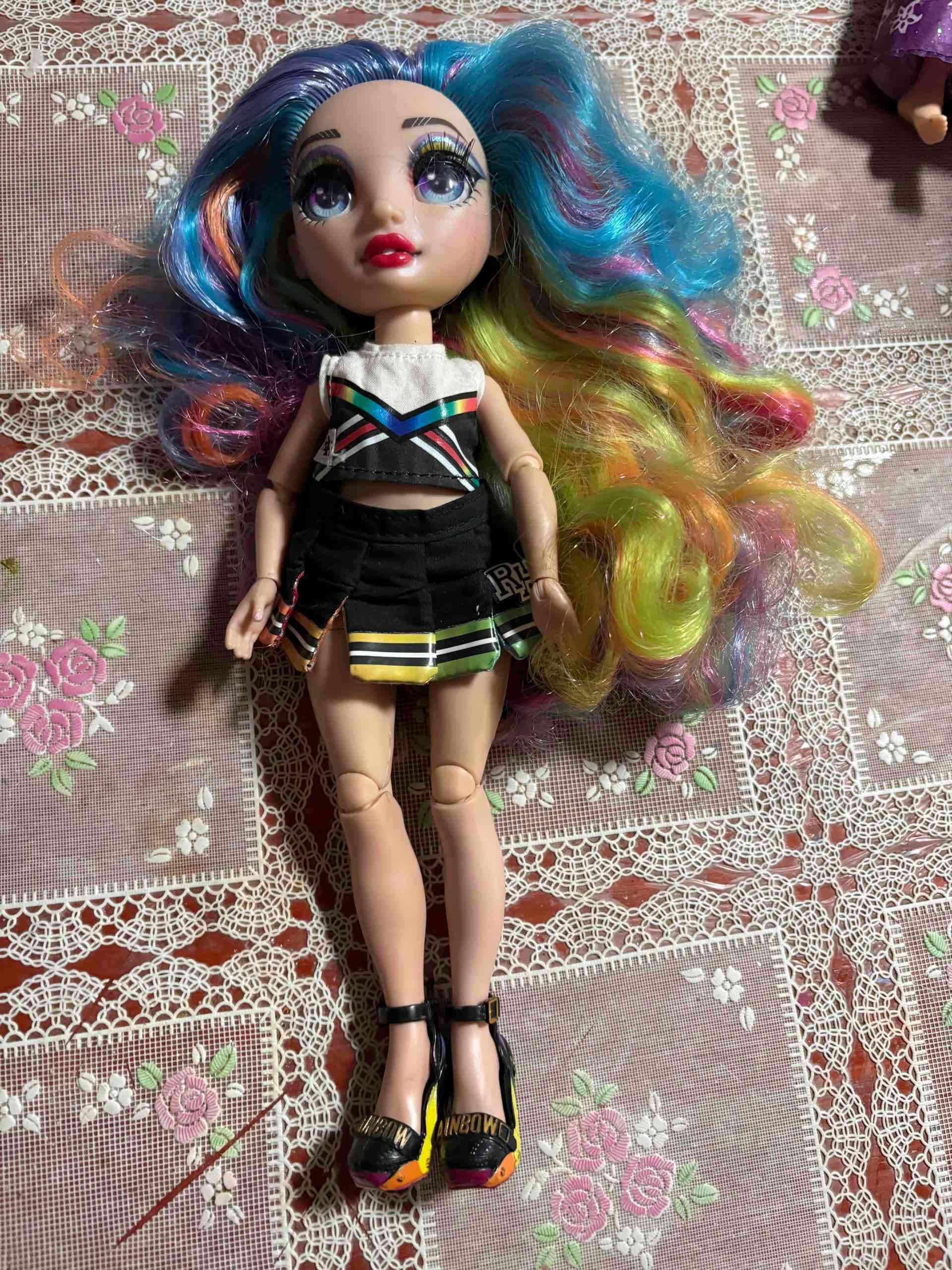 Muñeca arcoíris con cabello colorido