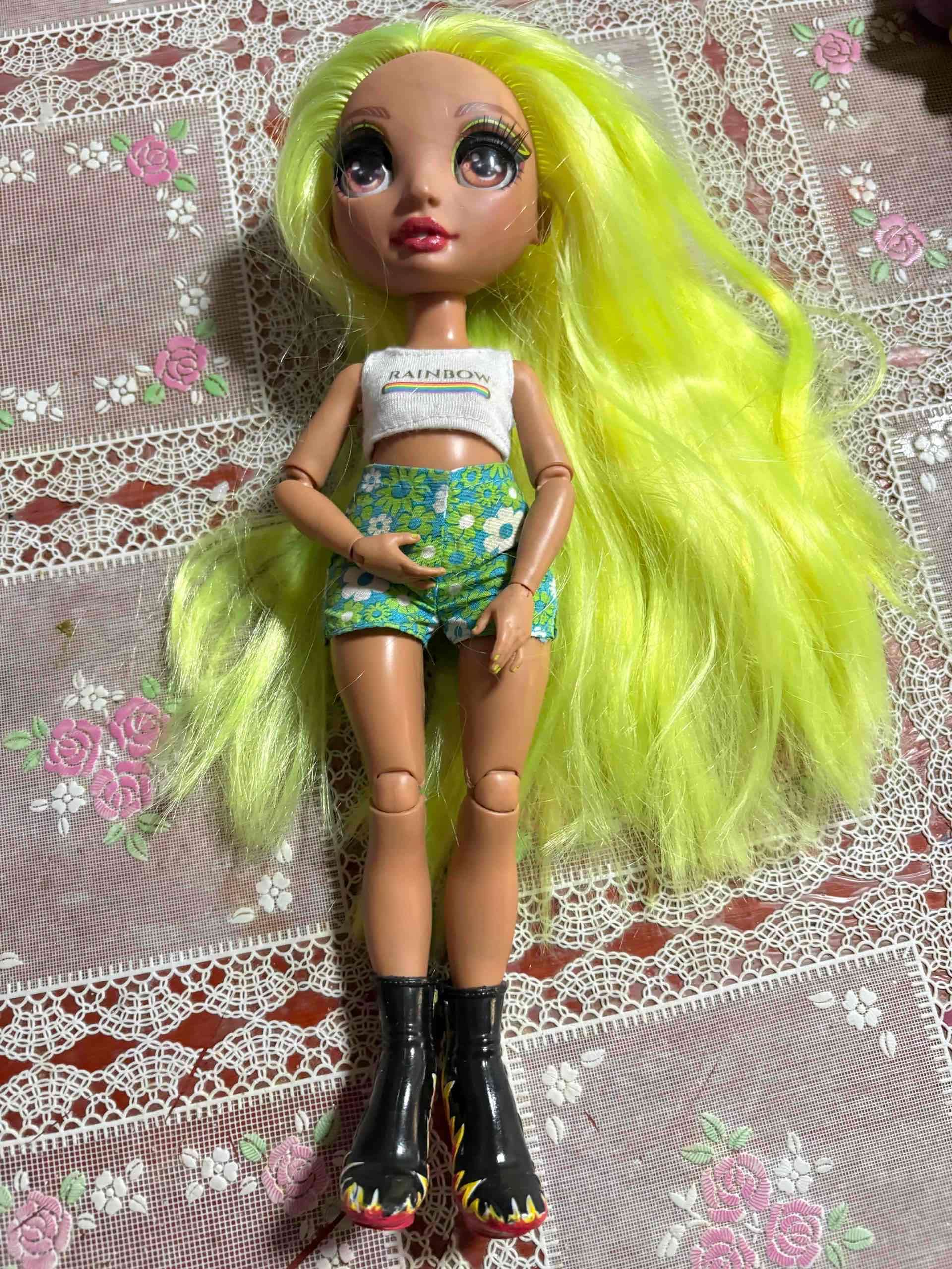 Muñeca arcoíris con cabello colorido - miniatura 3