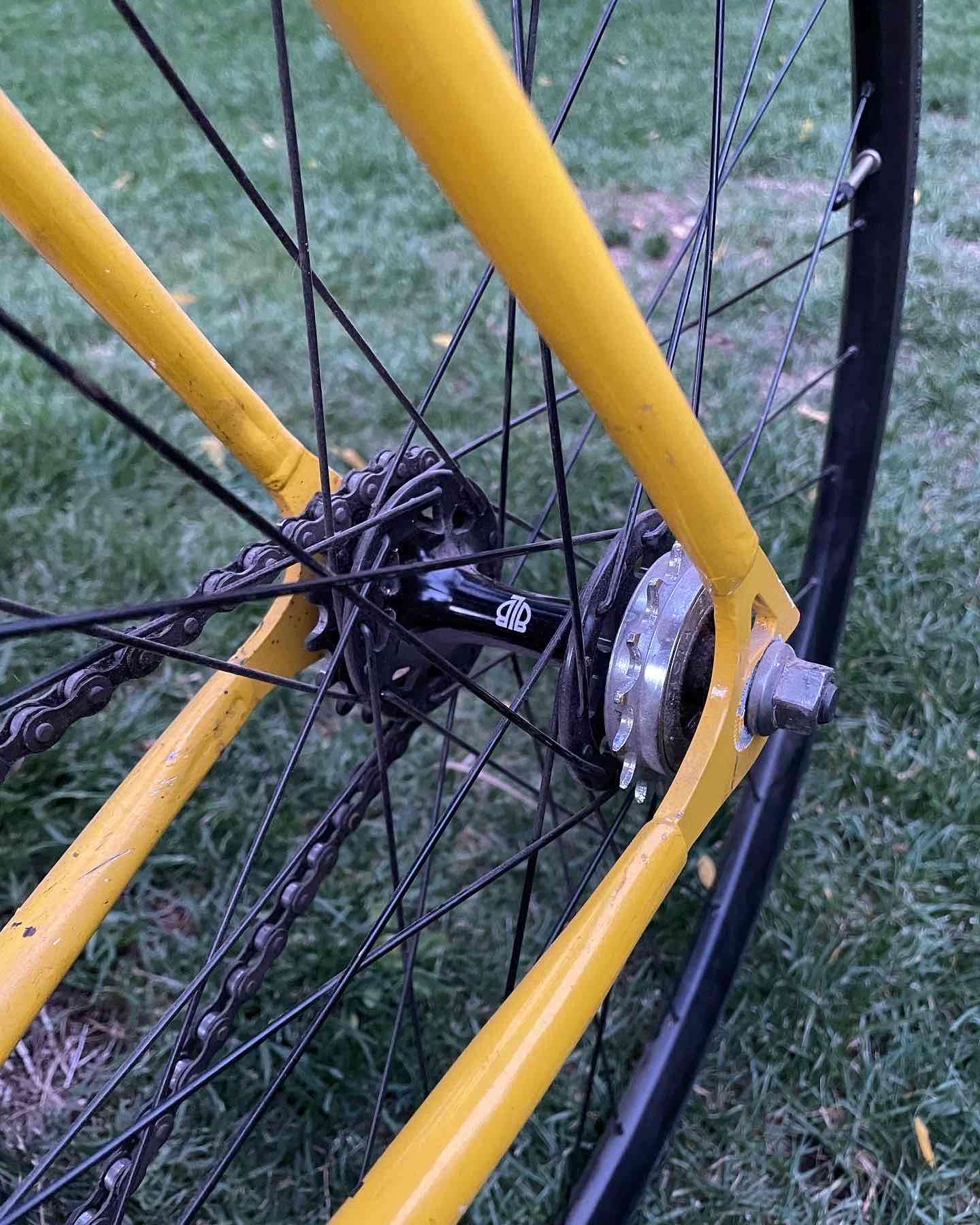 Bicicleta Fixie amarilla - miniatura 5