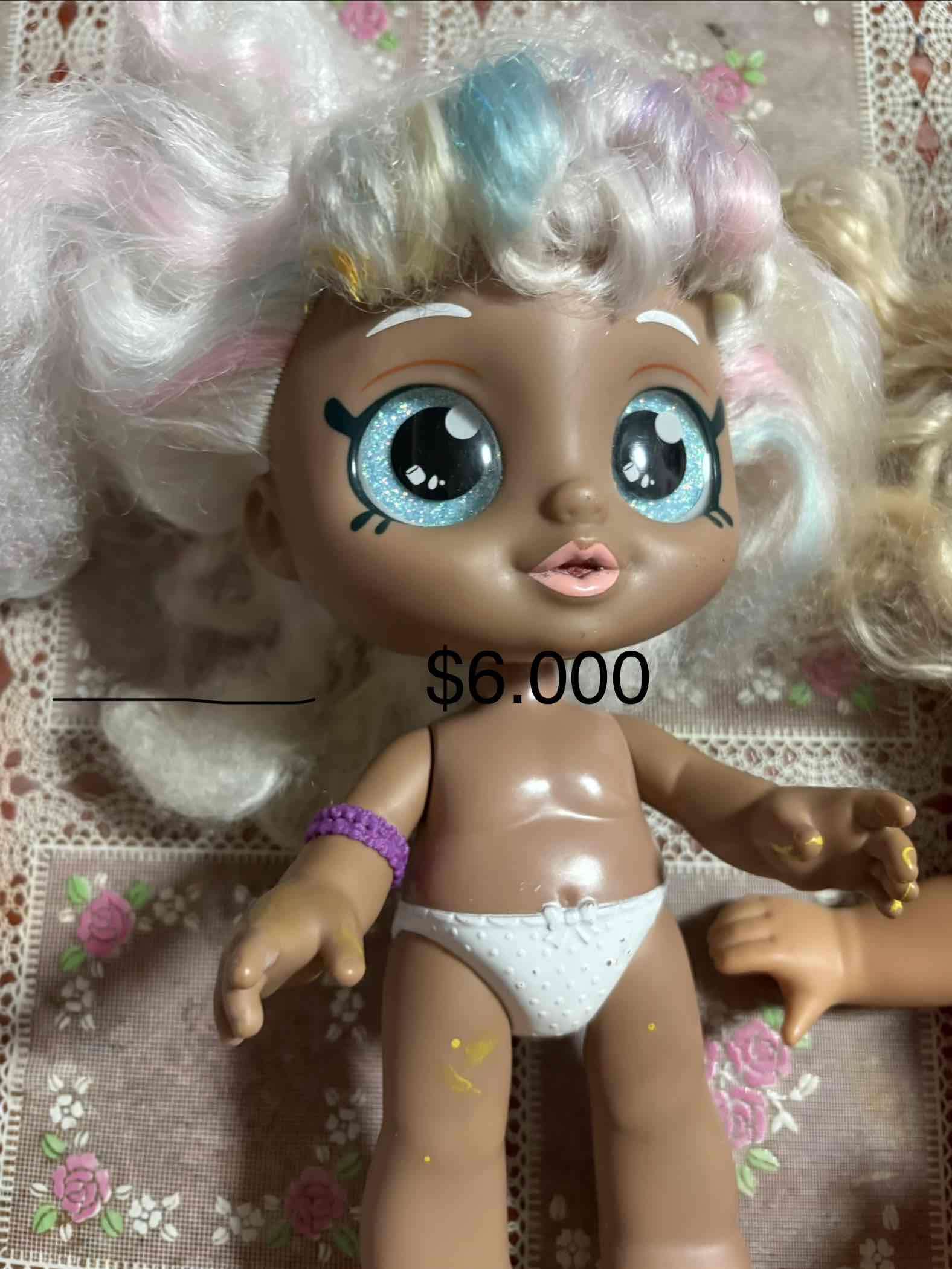 Muñeca tipo LOL con cabello rizado