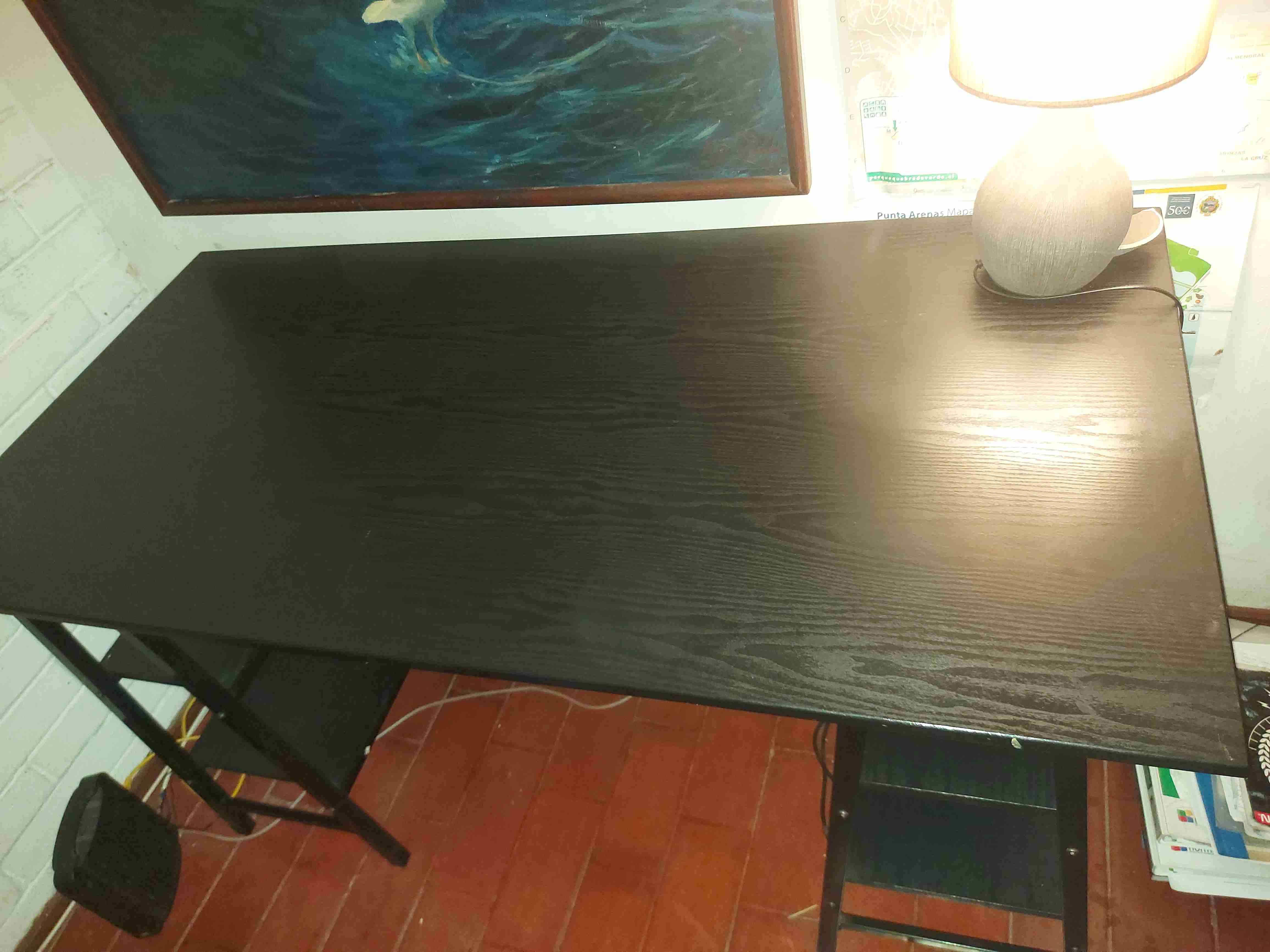 Escritorio negro con estante