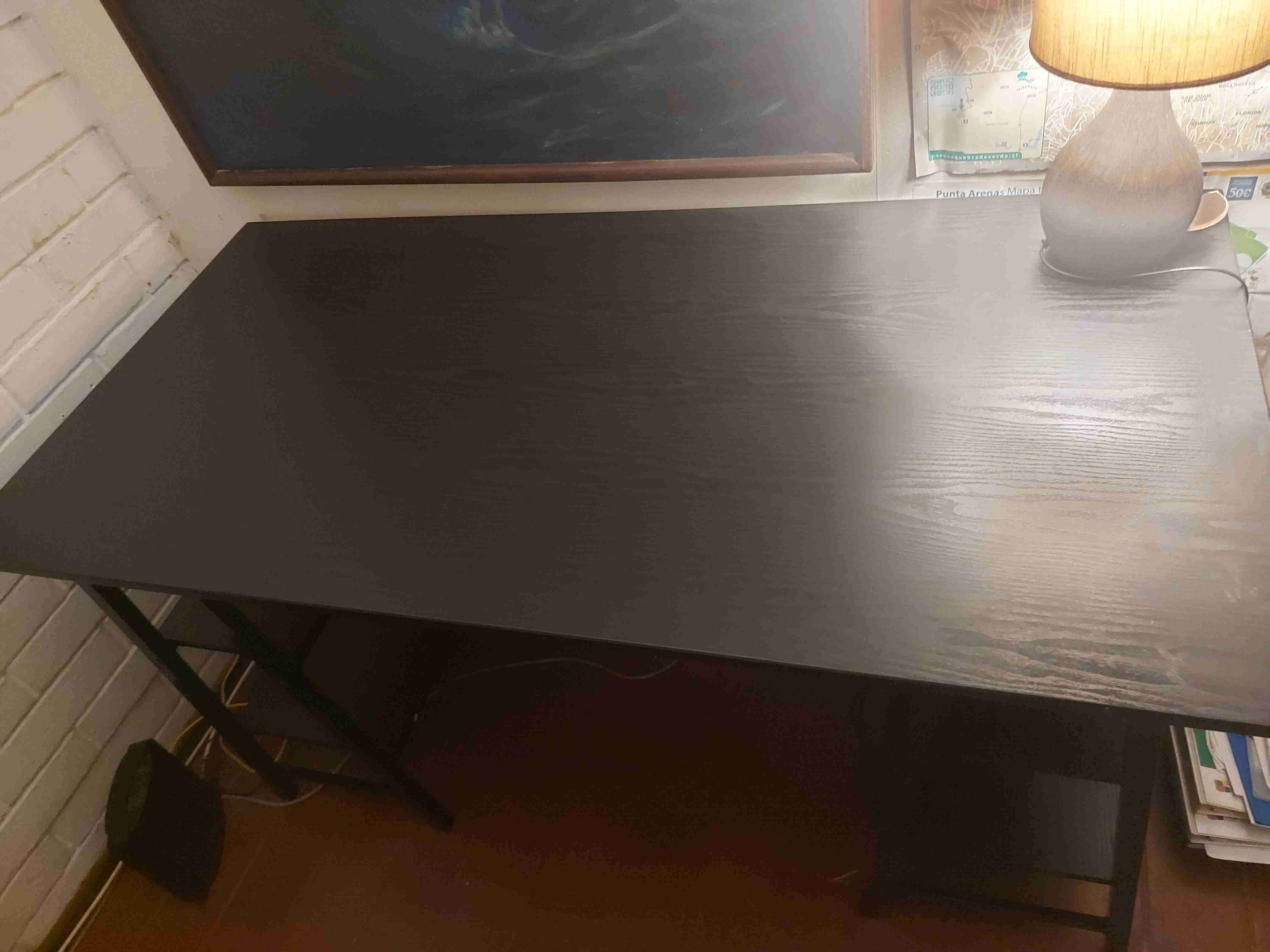 Escritorio negro con estante - miniatura 2