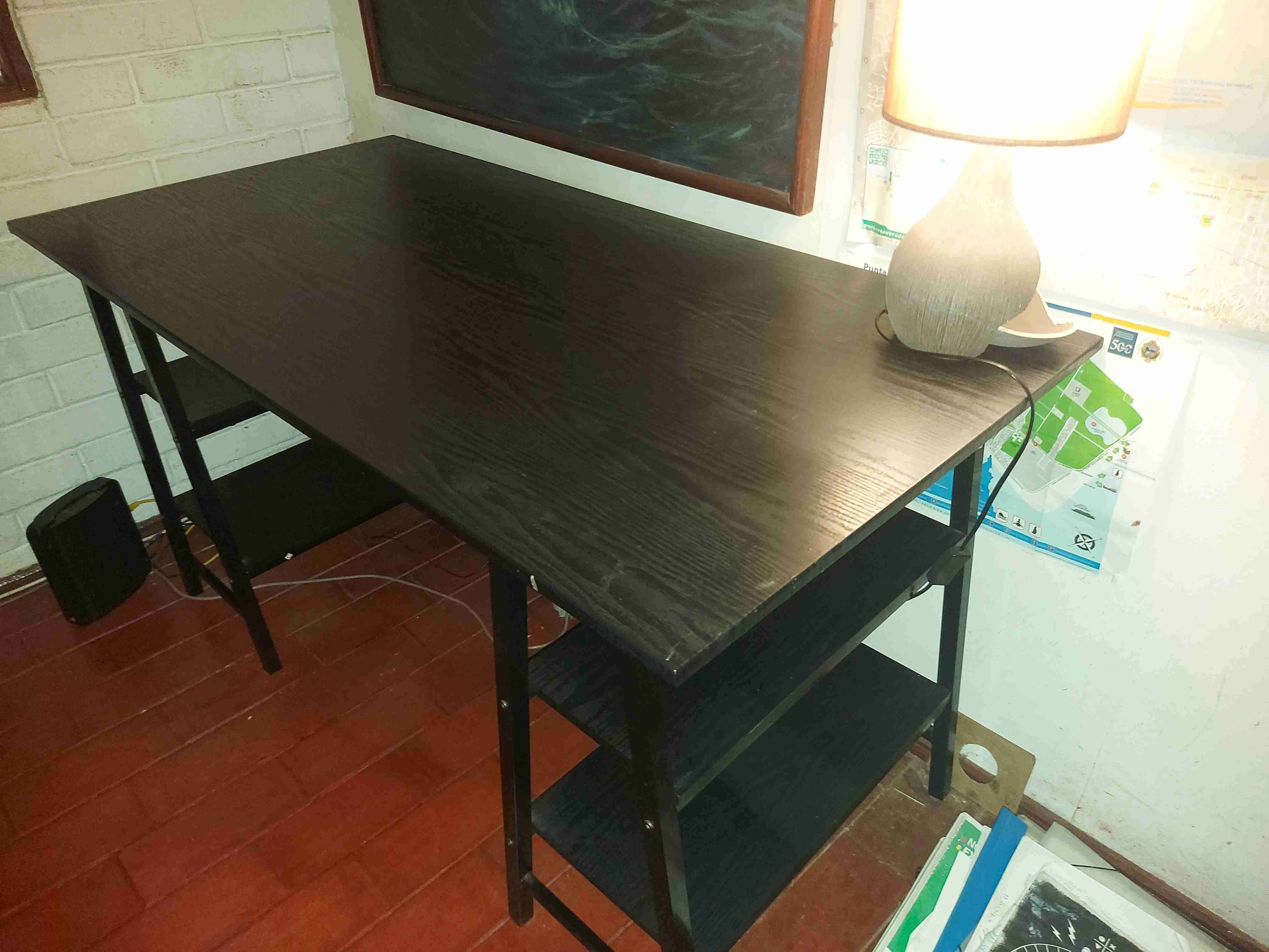 Escritorio negro con estante - miniatura 3