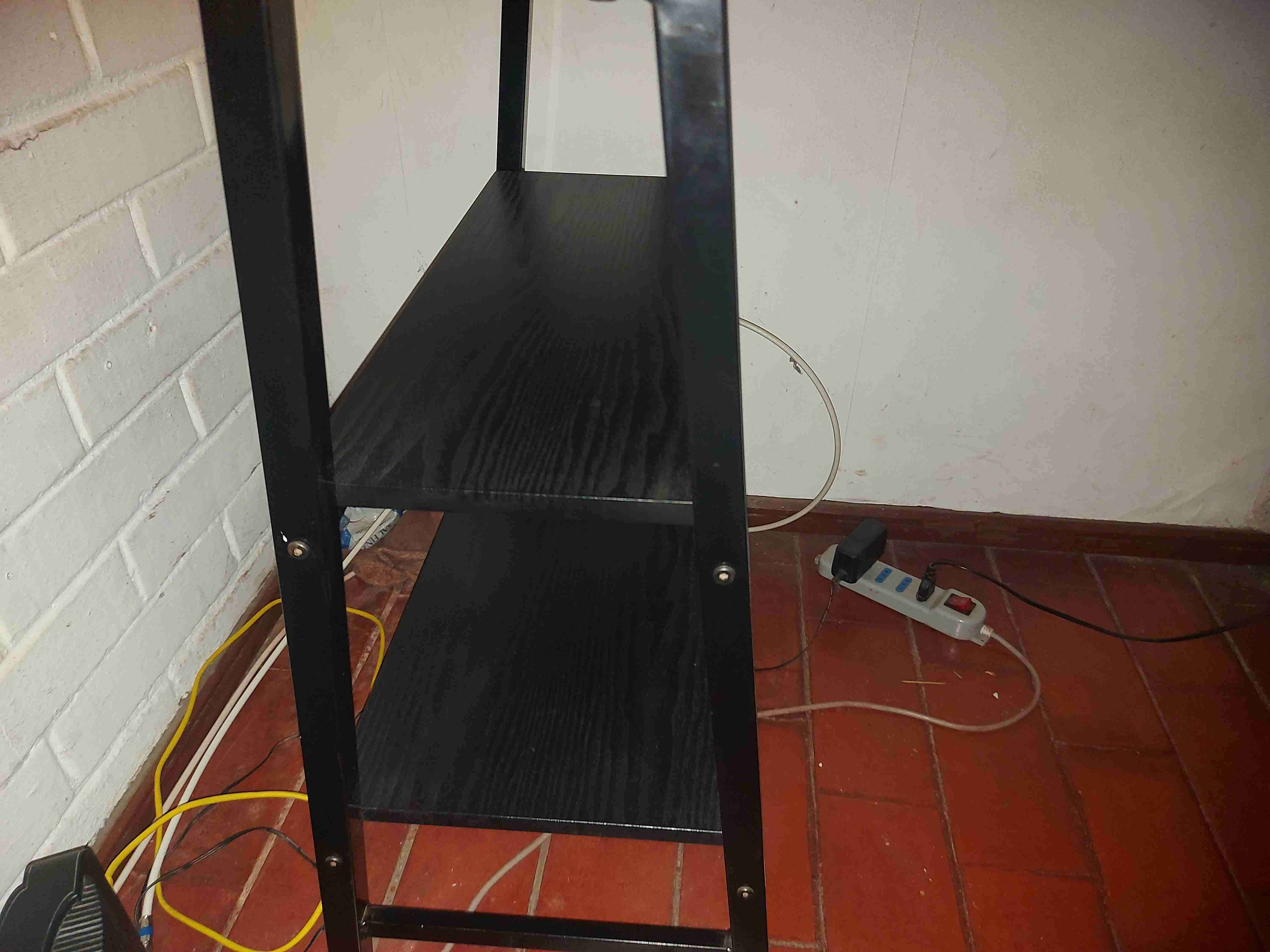 Escritorio negro con estante - miniatura 4